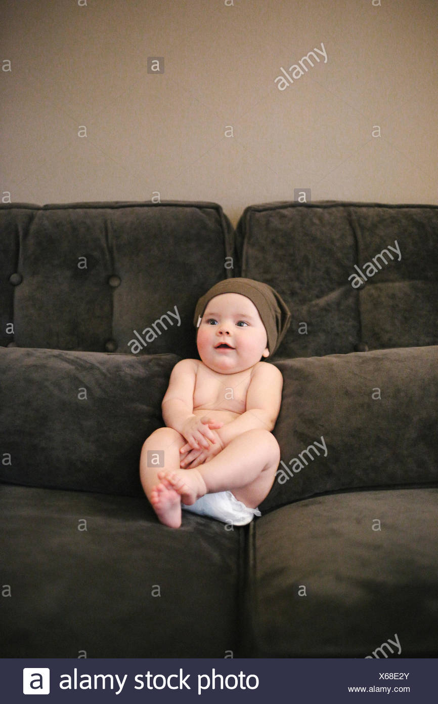 Un Bebe Assis Cale Sur Un Canape Porter Une Couche Photo Stock Alamy Un Bebe Assis Cale Sur Un Canape Porter Une Couche Photo Stock Alamy