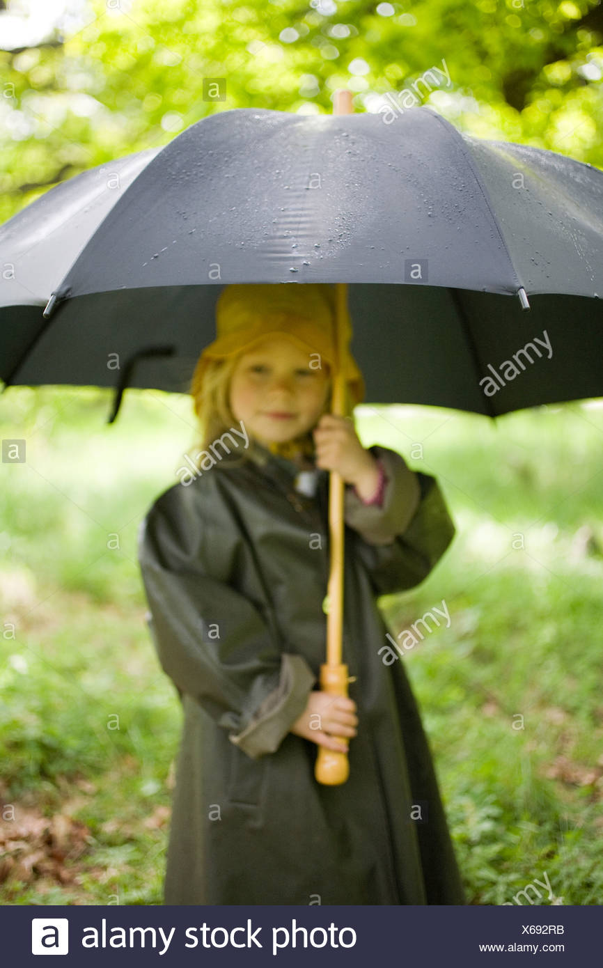 Une Petite Fille Sous La Pluie La Suede Photo Stock Alamy Une Petite Fille Sous La Pluie La Suede Photo Stock Alamy