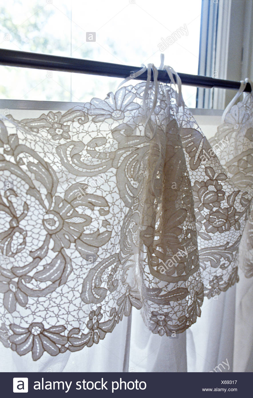 Close-up de fenêtre avec dentelle blanche sur les rideaux de coton ... Close-up de fenêtre avec dentelle blanche sur les rideaux de coton ...