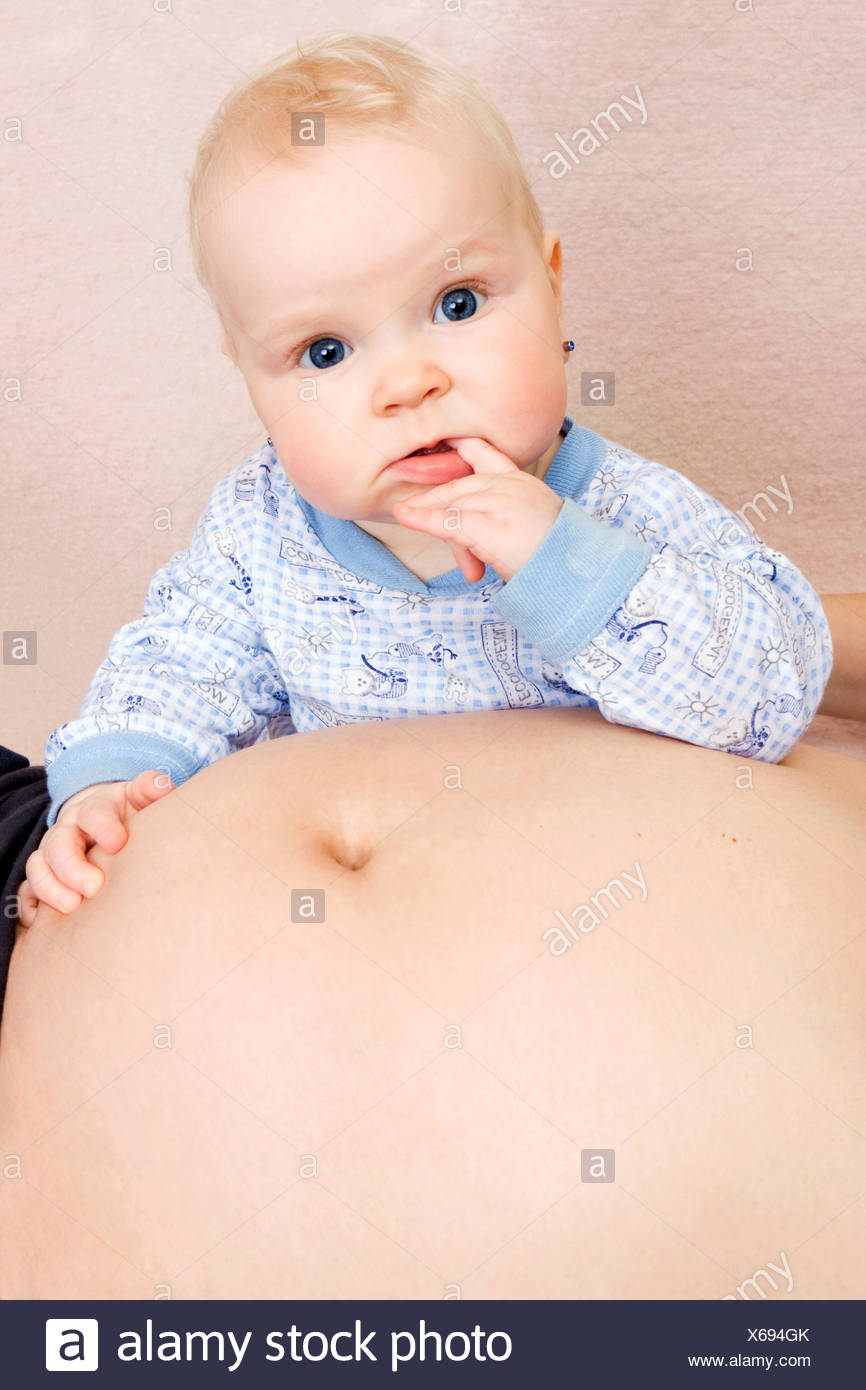 Bebe 7 Mois Avec Le Ventre De Femme Enceinte Photo Stock Alamy Bebe 7 Mois Avec Le Ventre De Femme Enceinte Photo Stock Alamy