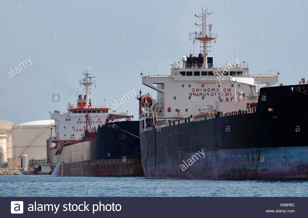 Pétroliers vides accosté à Marsaxlokk, Malte. Tous les non-usages de rédaction doivent être effacés individuellement. Banque D'Images