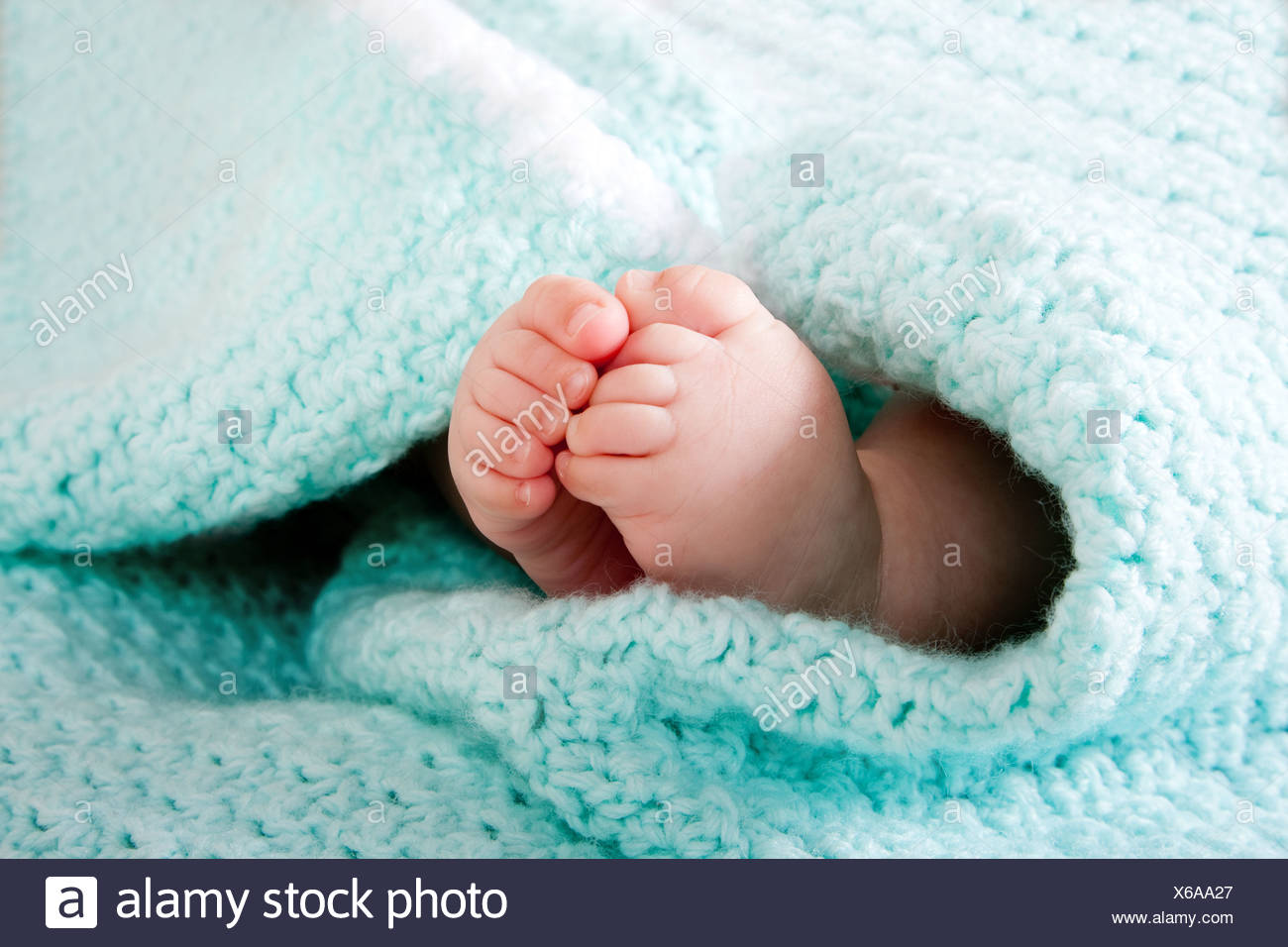 Deux Mignon Petit Bebe Pieds Enveloppes Dans Une Couleur Bleu Vert Couverture Tricotee Aqua Photo Stock Alamy Deux Mignon Petit Bebe Pieds Enveloppes Dans Une Couleur Bleu Vert Couverture Tricotee Aqua Photo Stock Alamy