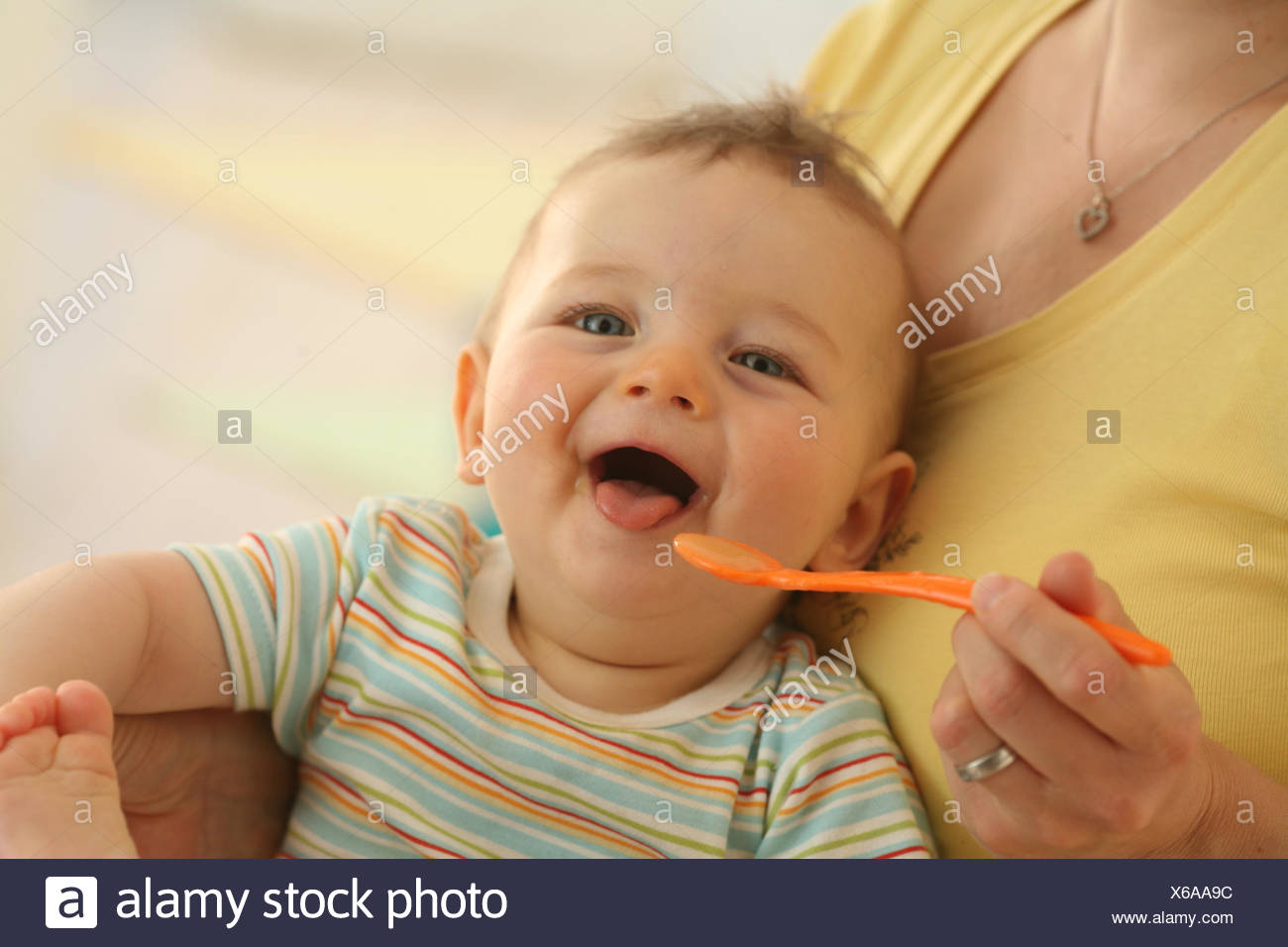 Ecrou Bebe 7 Mois L Alimentation De Plaisir De Robes De Manger Interieur Garcon Rire Joie Une Cuillere De La Langue De La Faim Portrait Gondole Gens Femme Photo Stock Alamy Ecrou Bebe 7 Mois L Alimentation De Plaisir De Robes De Manger Interieur Garcon Rire Joie Une Cuillere De La Langue De La Faim Portrait Gondole Gens Femme Photo Stock Alamy