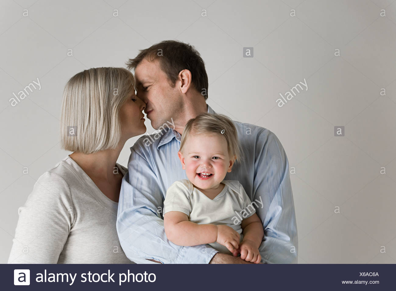 Kissing Couple Avec Bebe Photo Stock Alamy