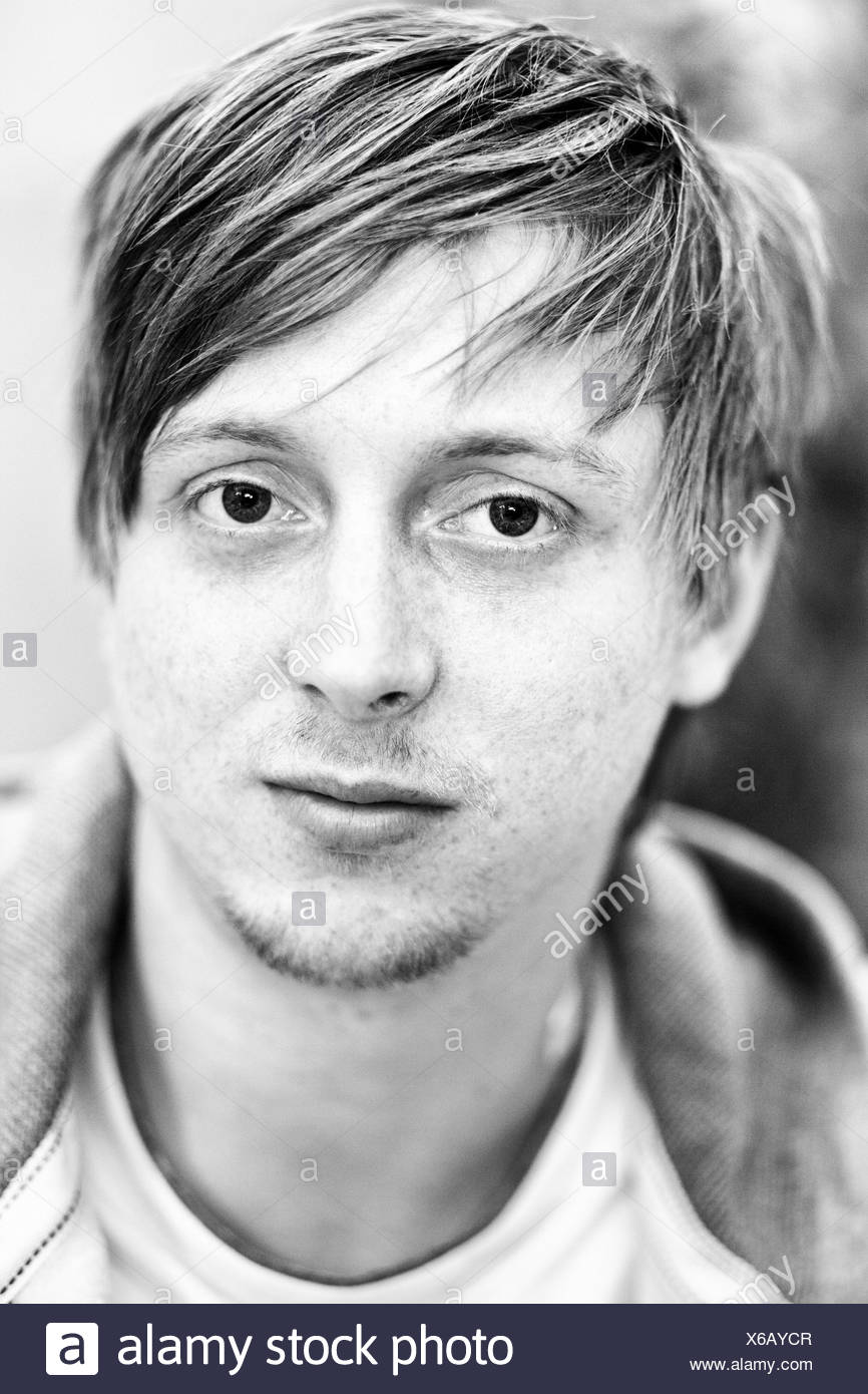 Jeune Homme Avec Une Coiffure à La Mode Portrait Banque D