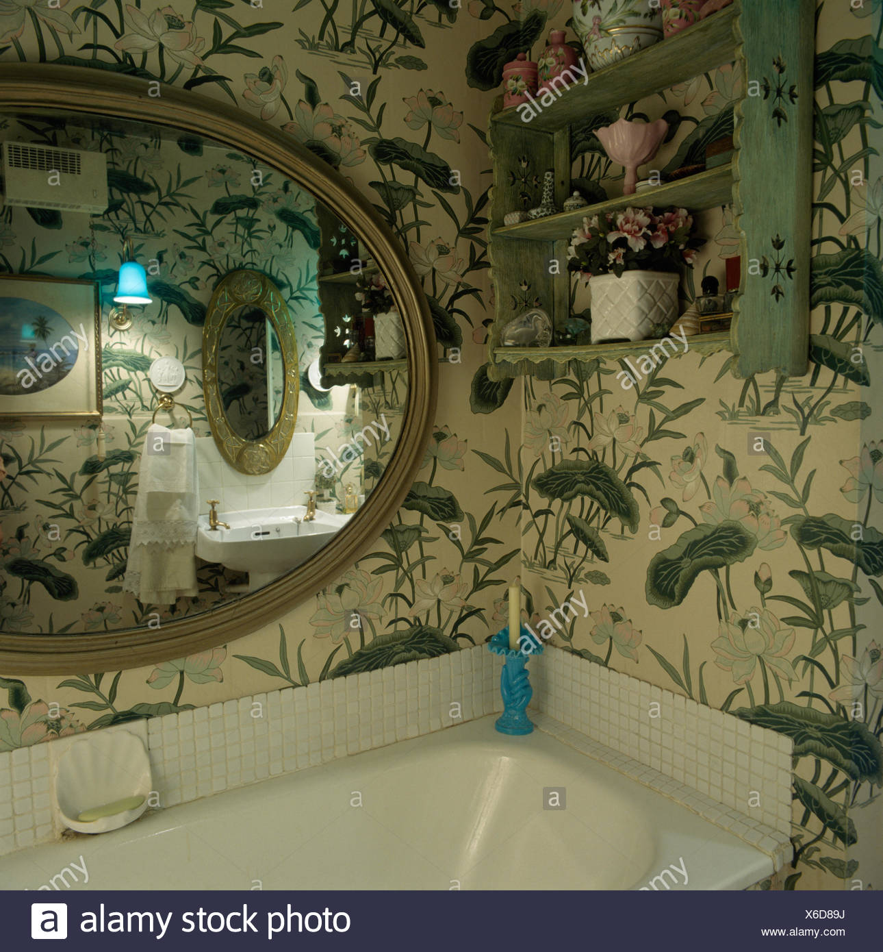 Téléchargement gratuit Images Etageres En Bois Peint Et Grand Miroir Ovale Au Dessus De La le plus cool par