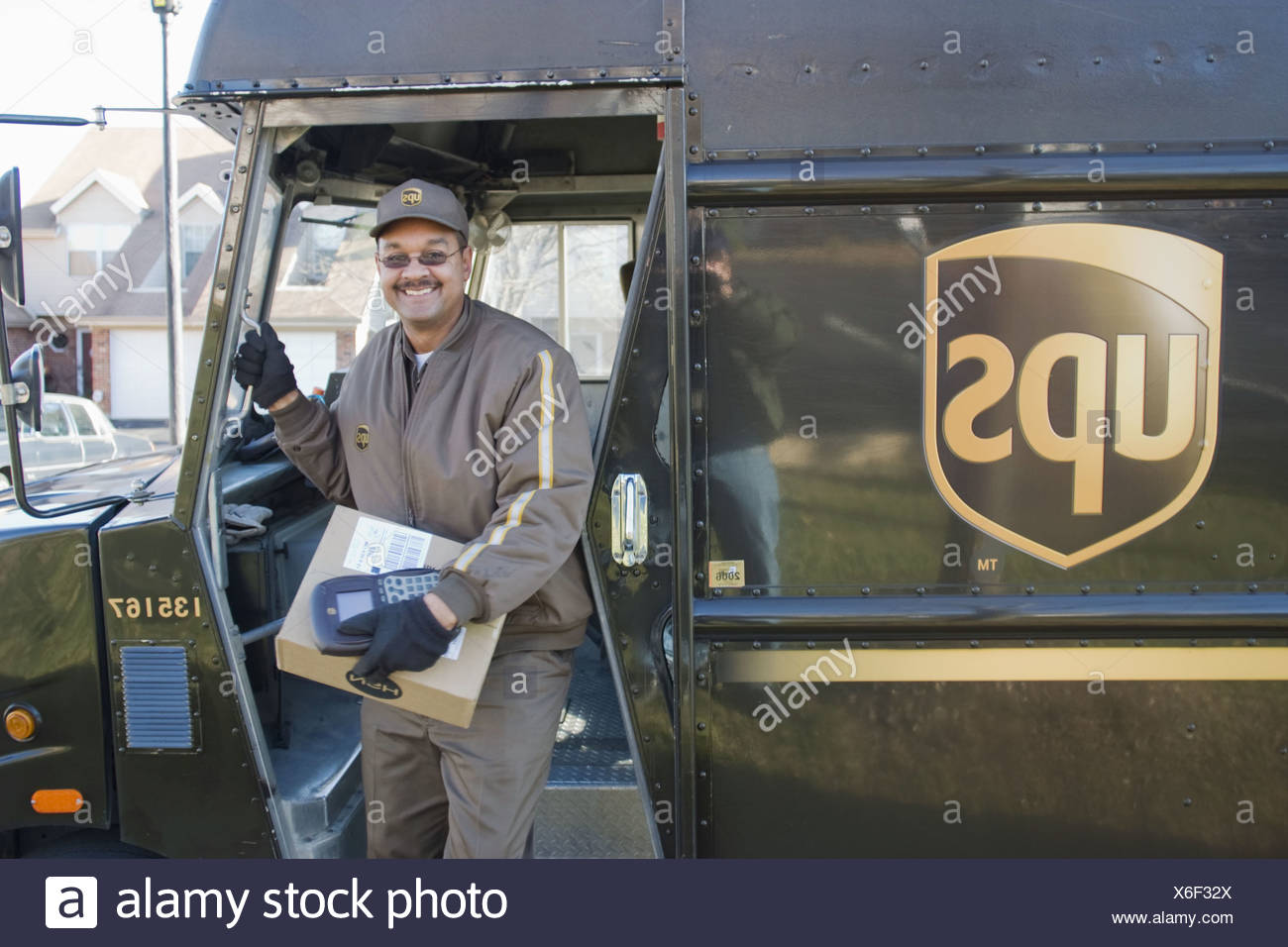 Chauffeur De Livraison Ups Joe Wallace Offre Des Paquets Photo Stock Alamy
