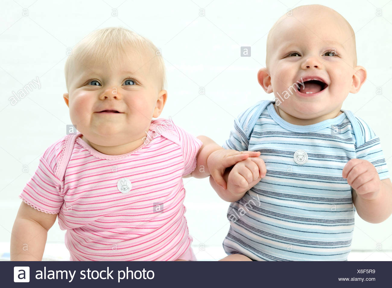 Deux Bebes A Distance A Rire Et Sourire Bebe Male A Gauche Wearing Blue Striped Babygro Et Les Femmes Du Baby Sur La Droite Photo Stock Alamy Deux Bebes A Distance A Rire Et Sourire Bebe Male A Gauche Wearing Blue Striped Babygro Et Les Femmes Du Baby Sur La Droite Photo Stock Alamy