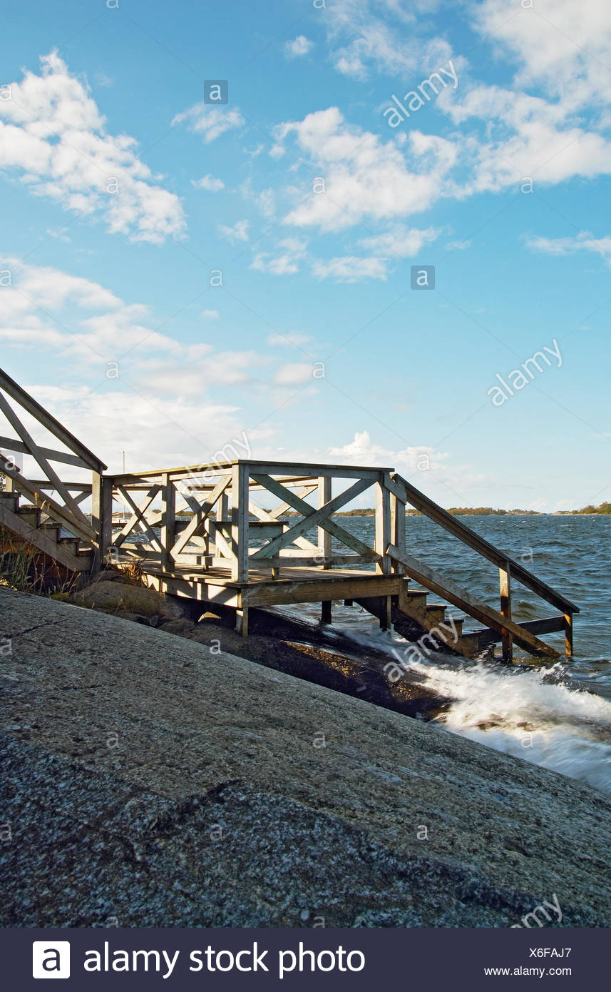 La Suède, l'Uppland, Fejan, escalier en bois menant à la mer Banque D'Images