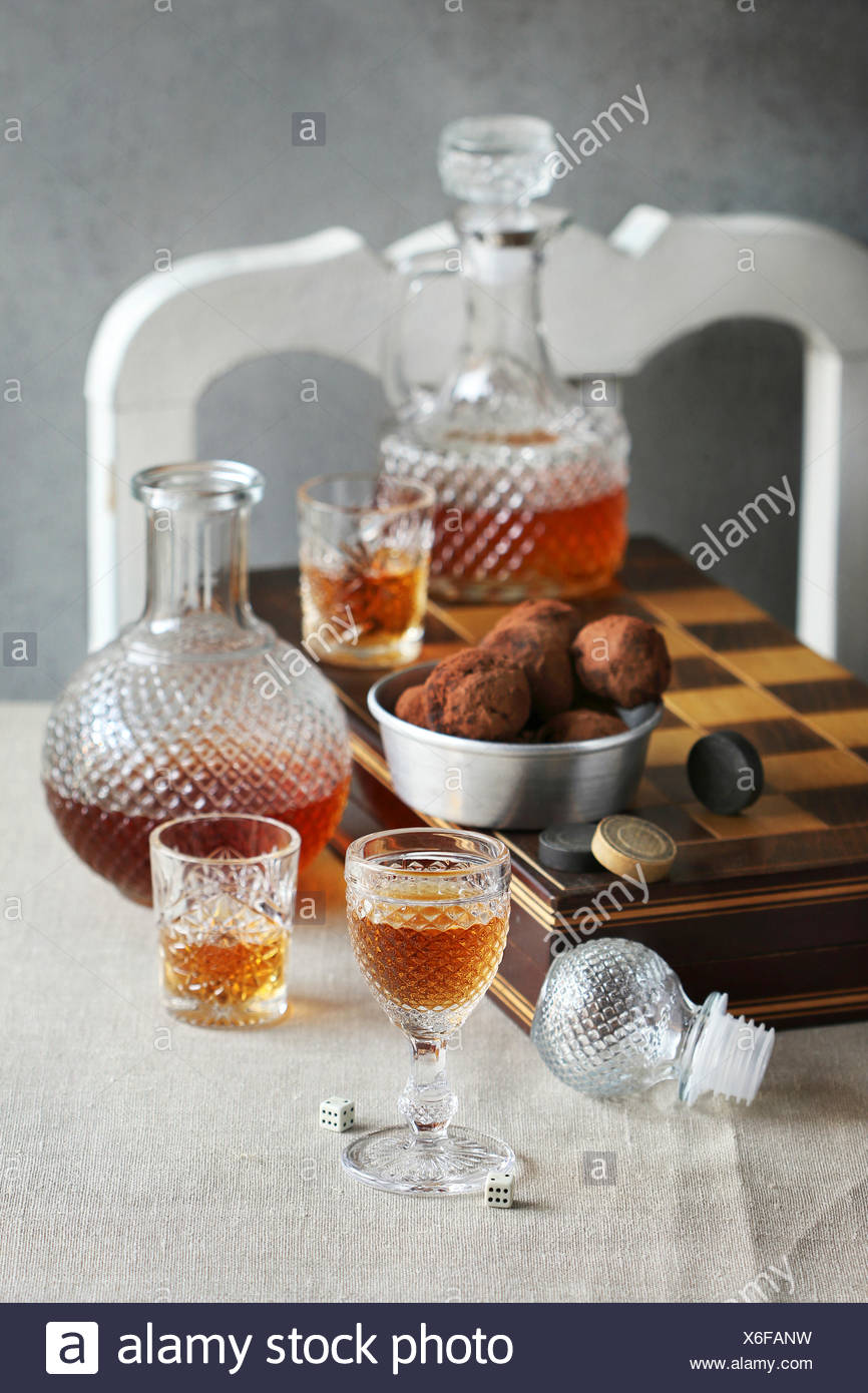 La vie toujours avec les verres et les bouteilles de liqueur et sur une table de backgammon Banque D'Images