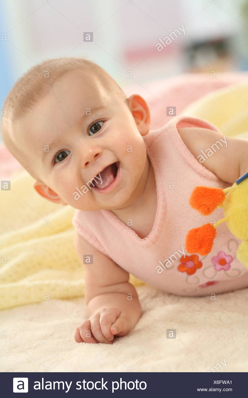 Bebe 5 Mois Sourire Portrait Ajouter Le Support De Parution Personnes Modele Enfant Nourrisson Position Abdominale Habille Contact Oculaire Interieur Rire Mensonge Filles Photo Stock Alamy