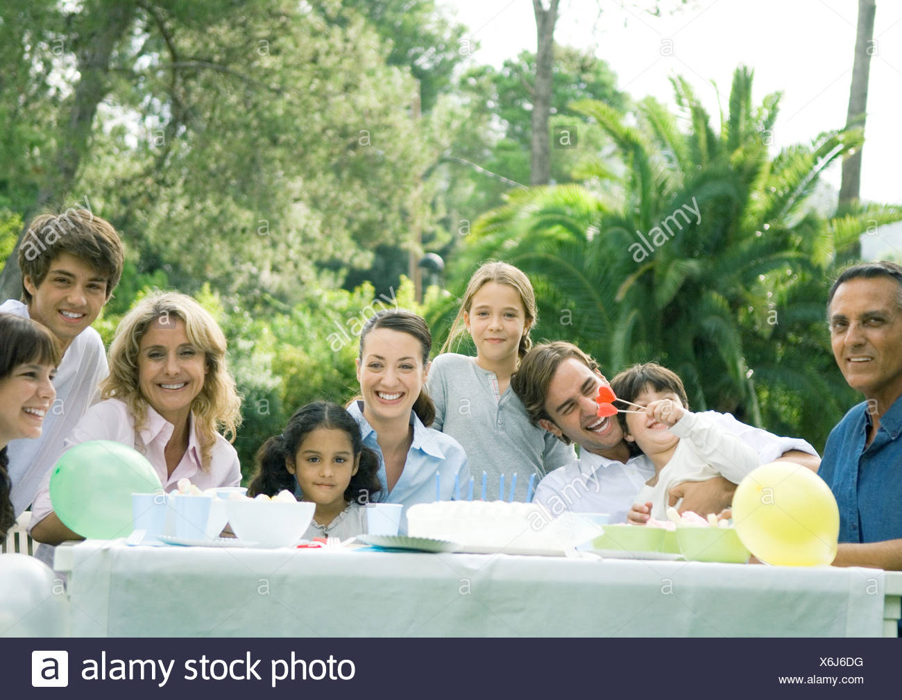 Fete D Anniversaire En Plein Air Assiste Par La Famille Multi Generationnelle Photo Stock Alamy