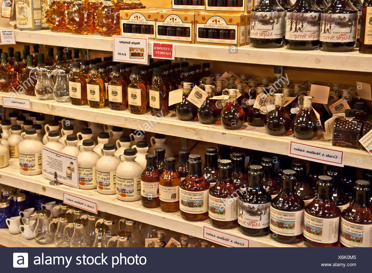 Pichets de sirop dans un magasin général, New York, USA Banque D'Images