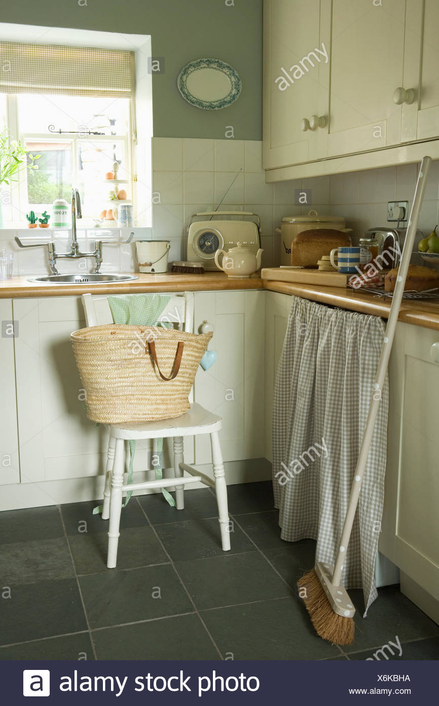 Balai contre les unités avec cuisine rideaux vérifié en chalet ... Balai contre les unités avec cuisine rideaux vérifié en chalet ...