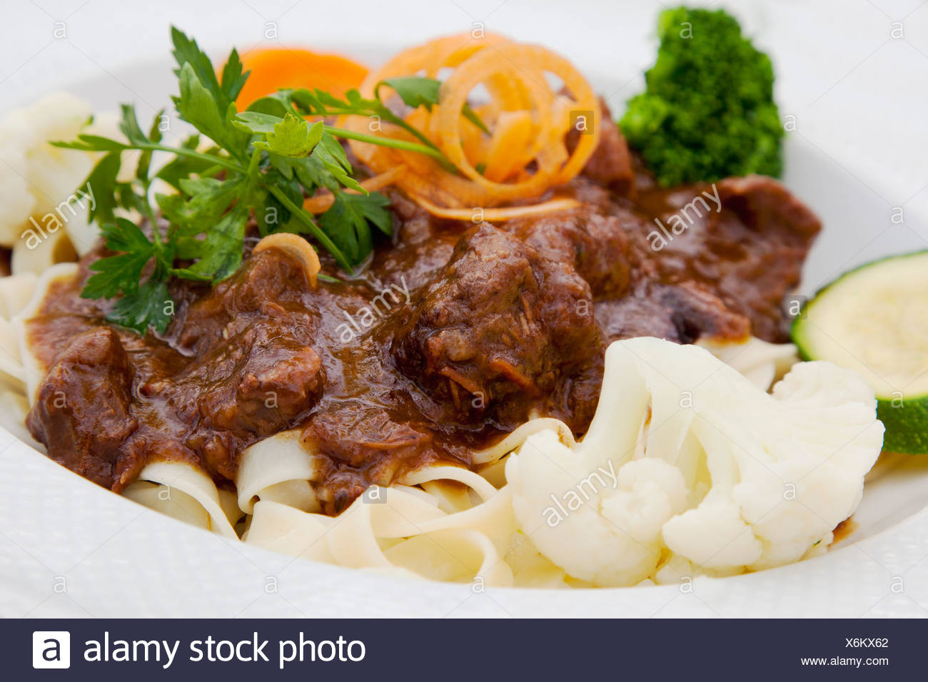 Le Bœuf Bourguignon Avec Des Pates Et Legumes Photo Stock Alamy