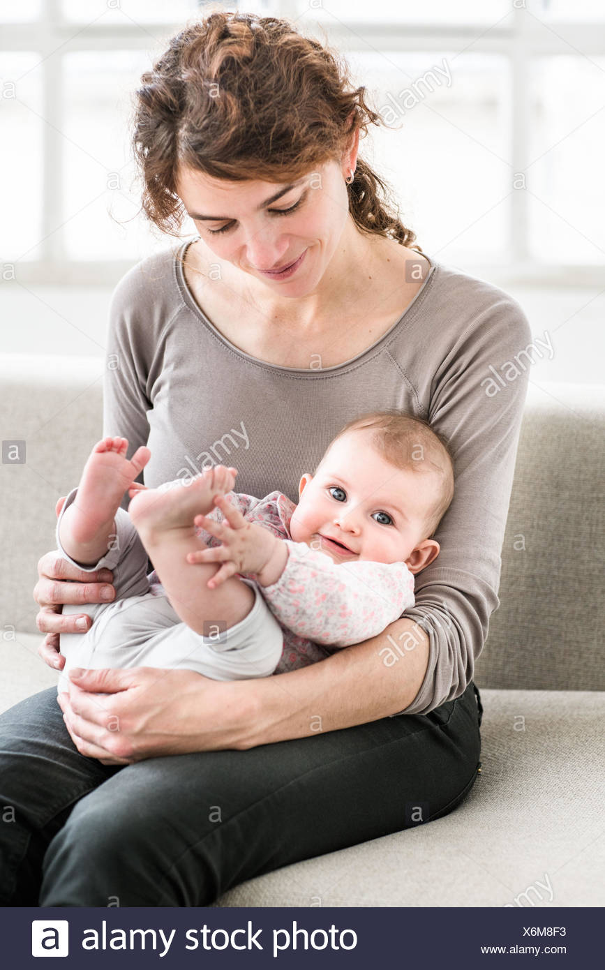 Bebe Fille 6 Mois Avec La Mere Photo Stock Alamy