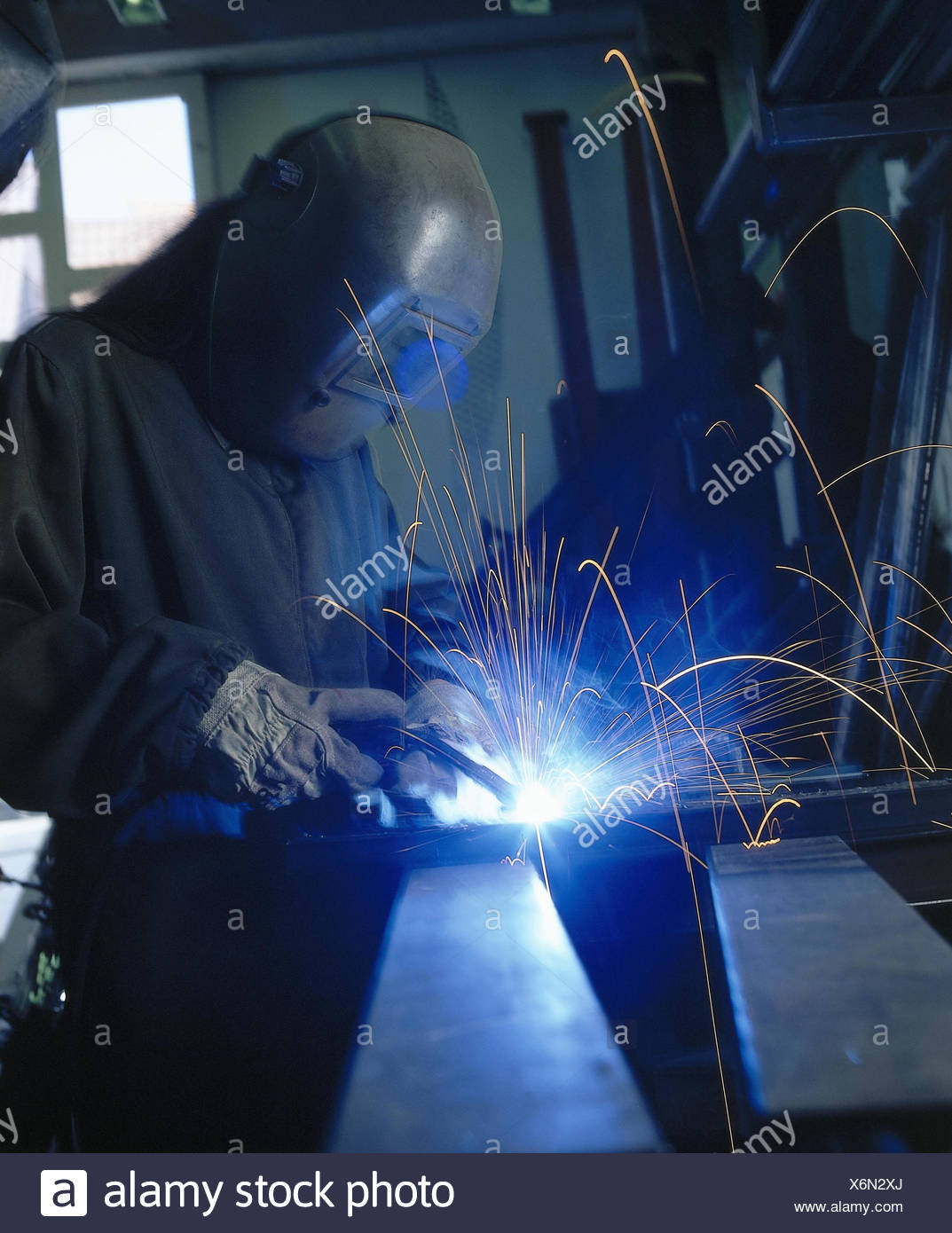 Femme Soudeur Soudage Garage Masque De Protection A Souder Occupation Travailleur Travail Metier Profession L Egalite Des Droits Des Hommes Le Travail Le Travail A L Interieur Photo Stock Alamy