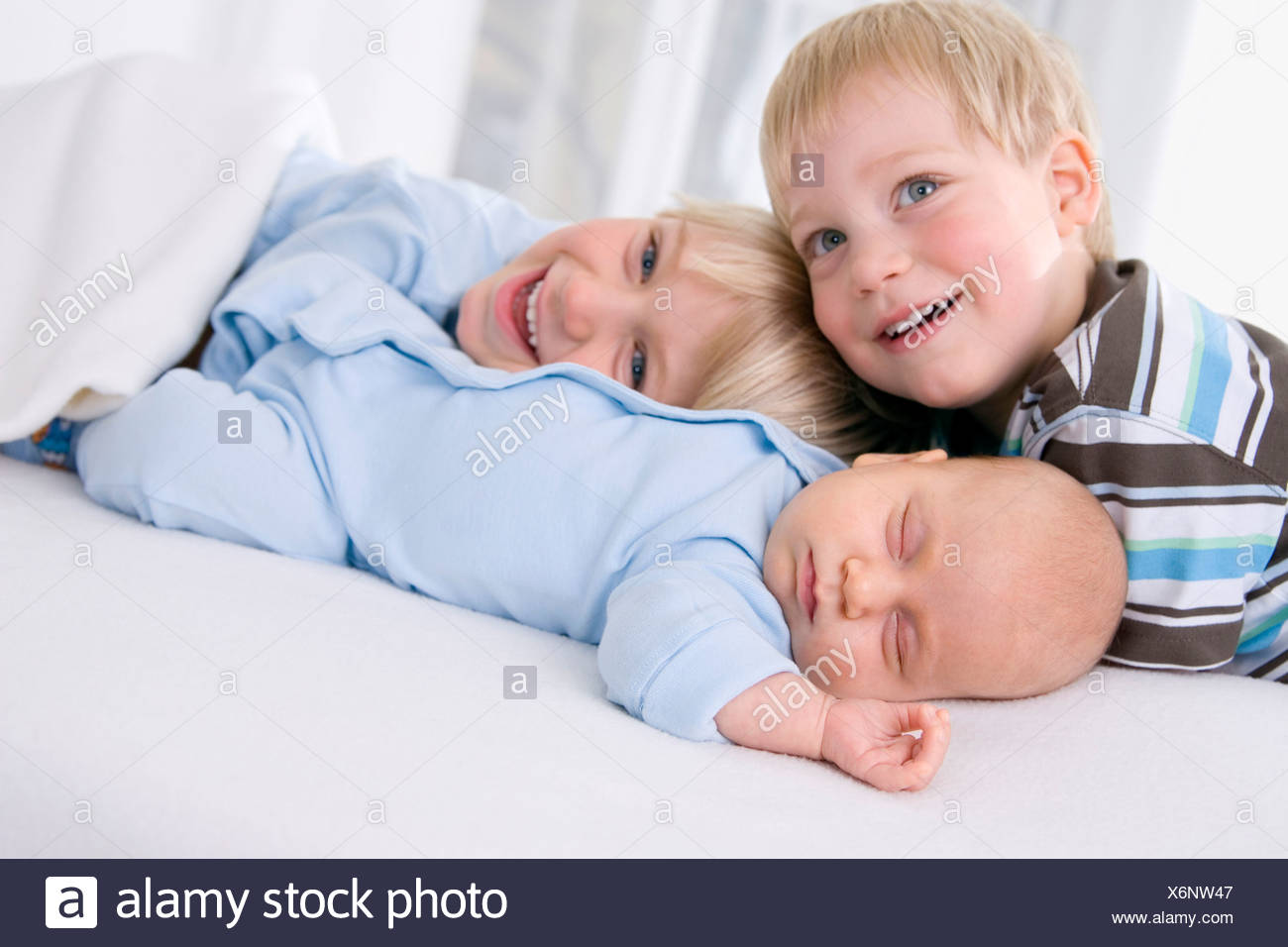 Bebe Fille 2 Mois Boy 2 3 Ans Et Garcon 4 5 Ans Portrait Photo Stock Alamy