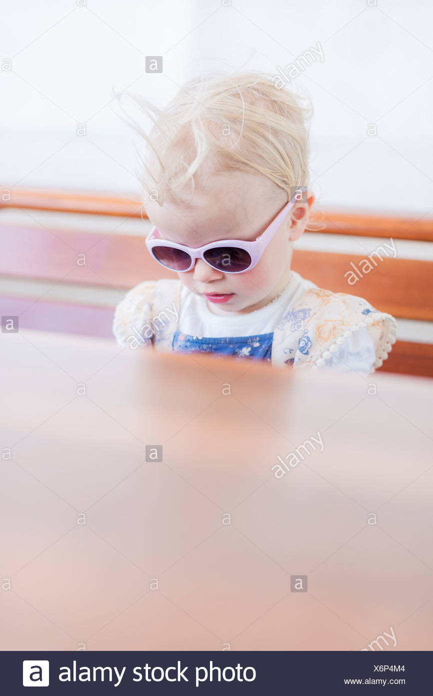 Bebe Fille Portant Des Lunettes De Soleil A L Interieur Photo Stock Alamy
