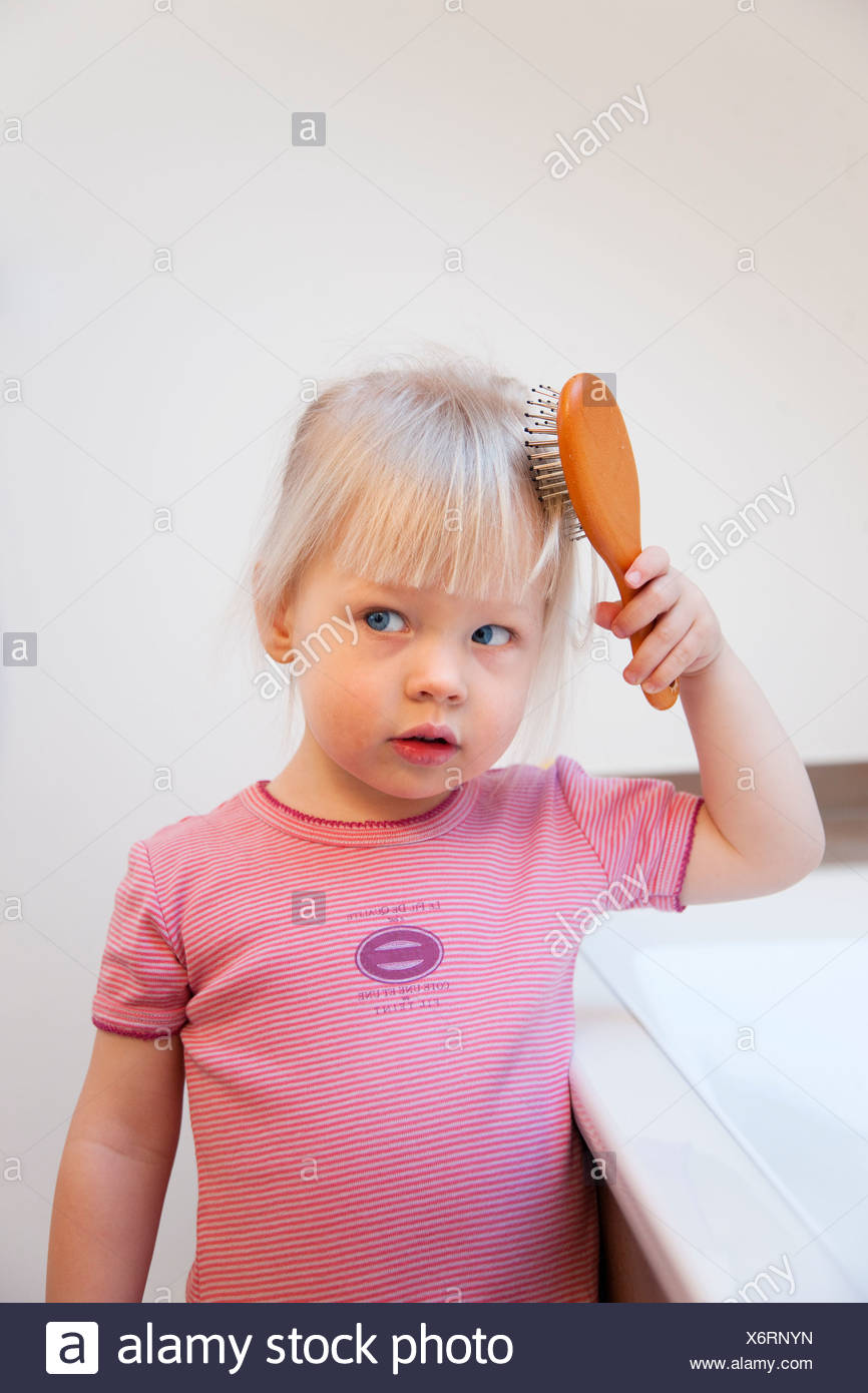 Bebe Fille Brosser Ses Cheveux Photo Stock Alamy Bebe Fille Brosser Ses Cheveux Photo Stock Alamy