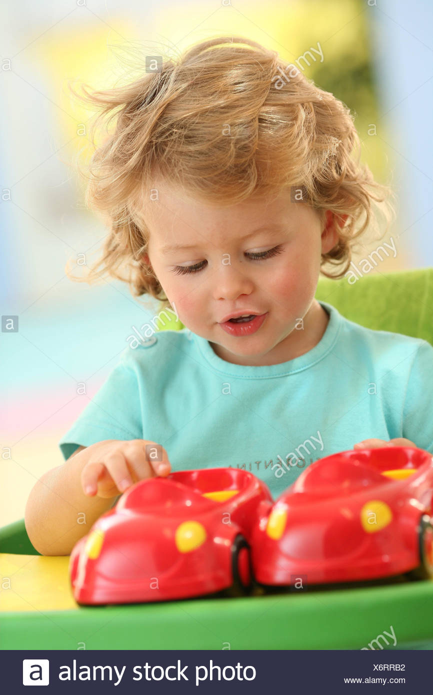 Nourrisson 2 Ans Jouer Voitures Modele Libere Personnes Enfant Nourrisson Robes Blonde Decouvertes Interieur Garcon Apprendre Curieusement S Asseoir Jouer Jouets Fille Approfondir Jouets Voitures Photo Stock Alamy Nourrisson 2 Ans Jouer Voitures Modele Libere Personnes Enfant Nourrisson Robes Blonde Decouvertes Interieur Garcon Apprendre Curieusement S Asseoir Jouer Jouets Fille Approfondir Jouets Voitures Photo Stock Alamy