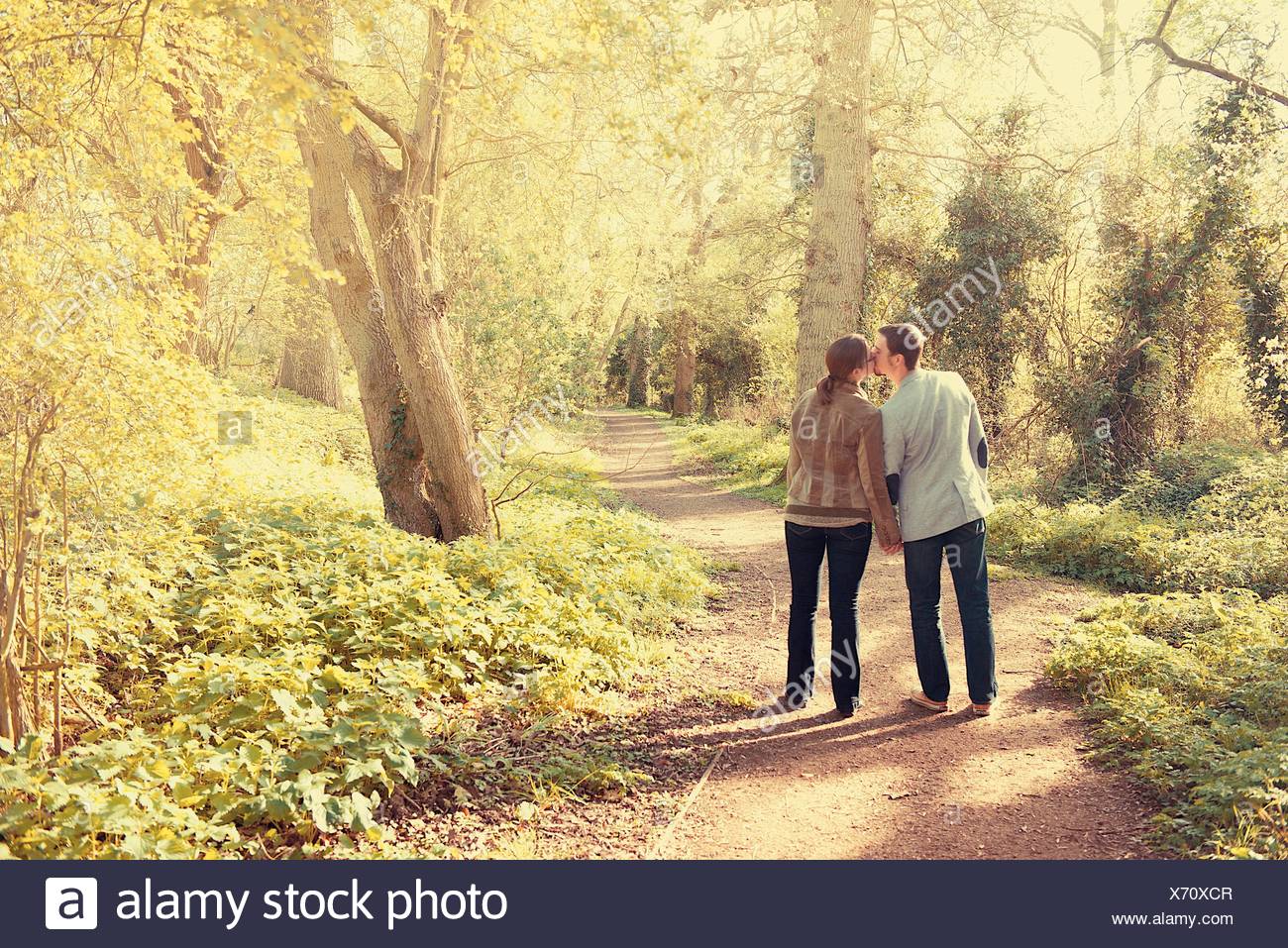 Couple en train de marcher dans le parc Banque D'Images