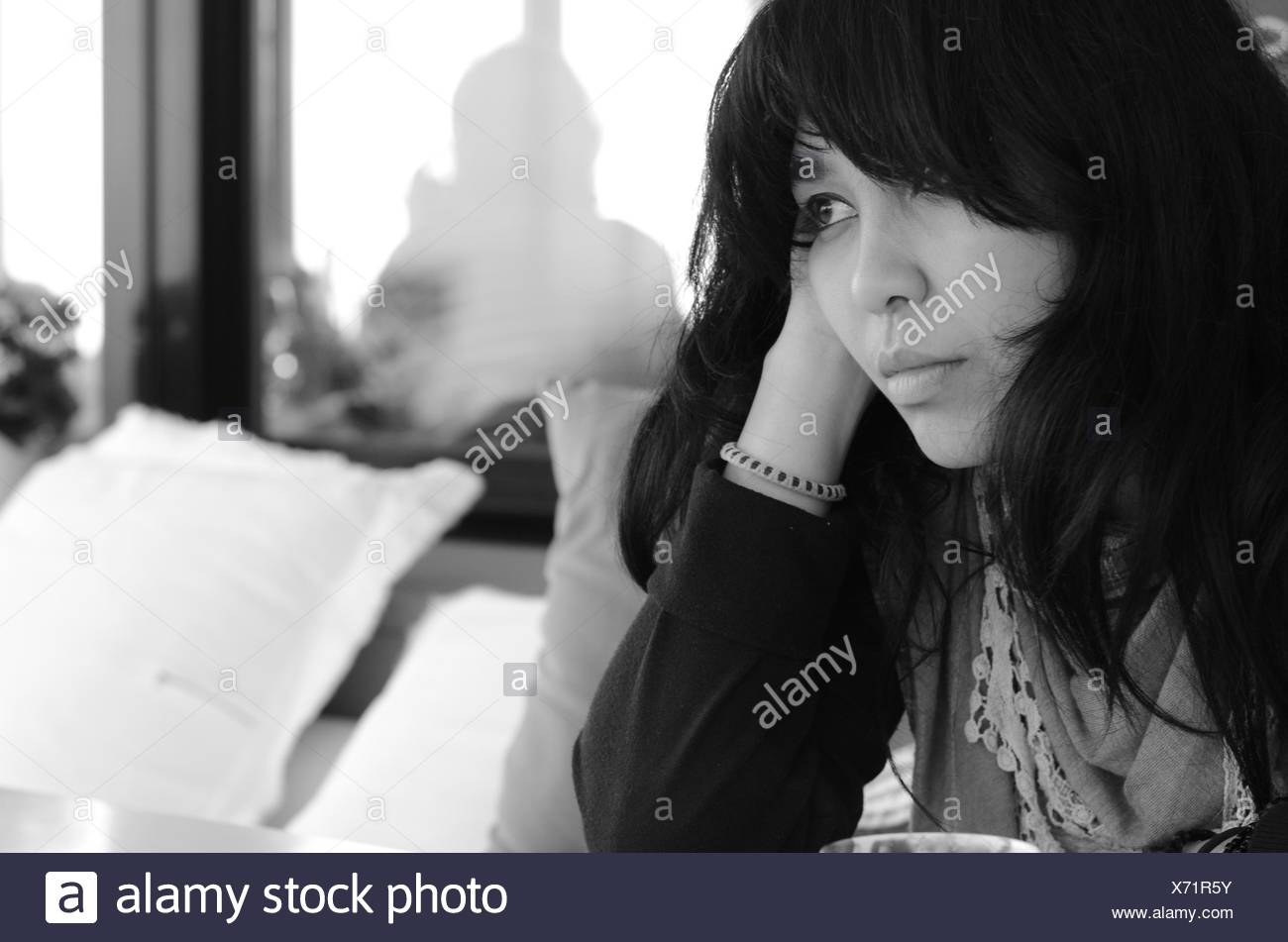 Portrait de femme assise sur un canapé Banque D'Images