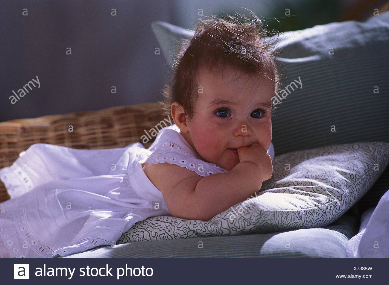Canape Bebe Couche Position Abdominale A L Interieur A La Maison Enfant Bebe Fille Doigt La Bouche Petite Robe Blanc Soigneusement Photo Stock Alamy Canape Bebe Couche Position Abdominale A L Interieur A La Maison Enfant Bebe Fille Doigt La Bouche Petite Robe Blanc Soigneusement Photo Stock Alamy