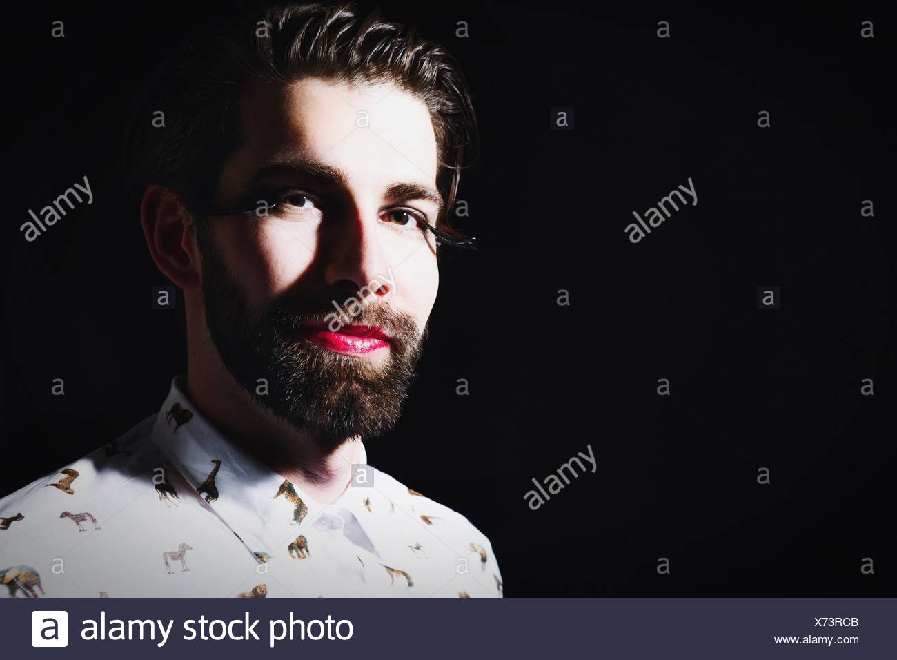 Portrait Dun Homme Avec Le Rouge à Lèvres Rouge En Cils
