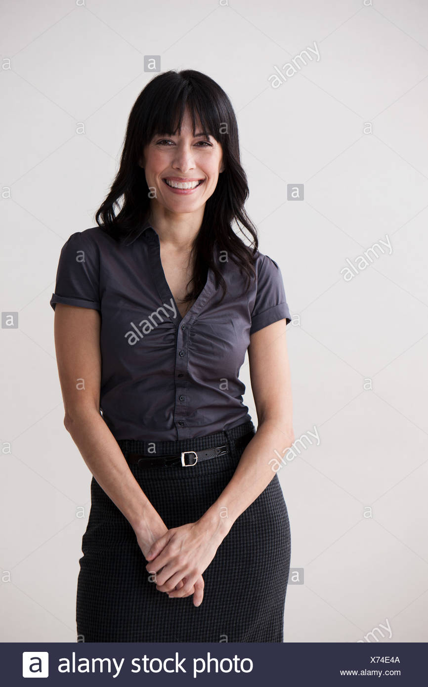 Portrait of young woman smiling, studio shot Banque D'Images