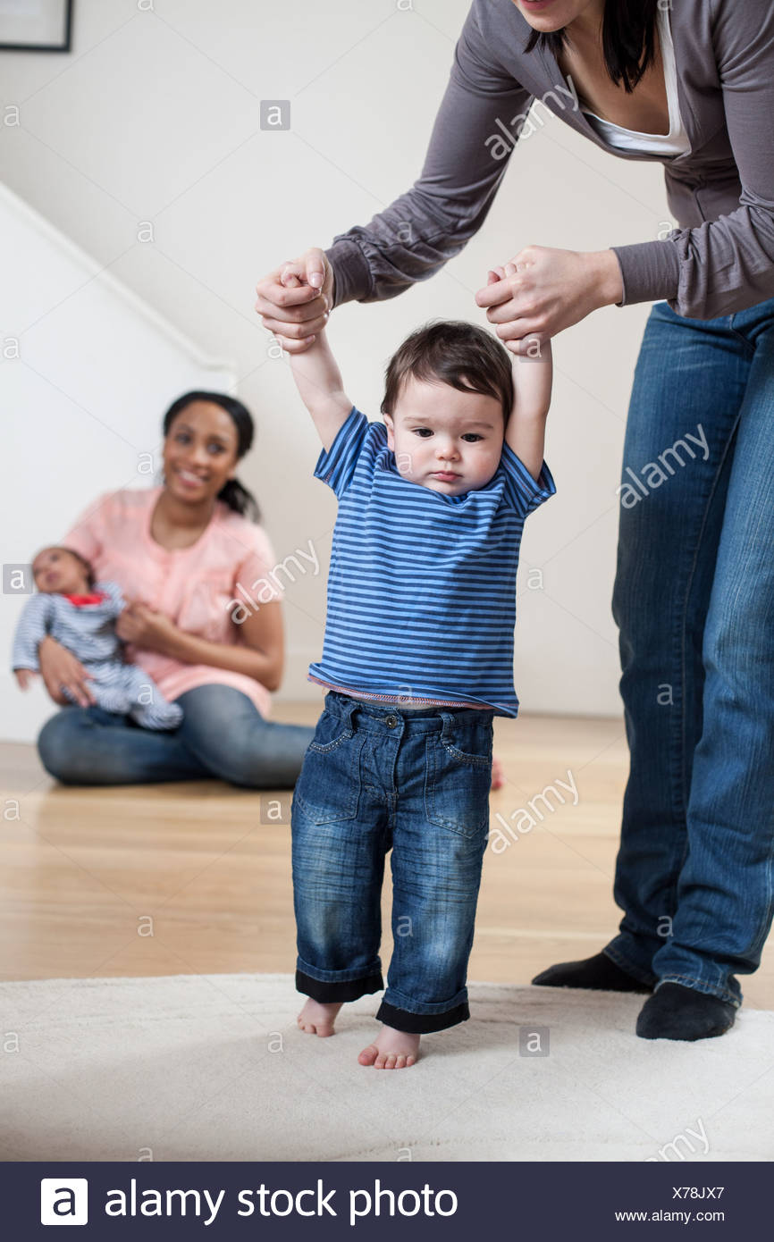 Aider La Mere A Son Fils Bebe A Pied Photo Stock Alamy