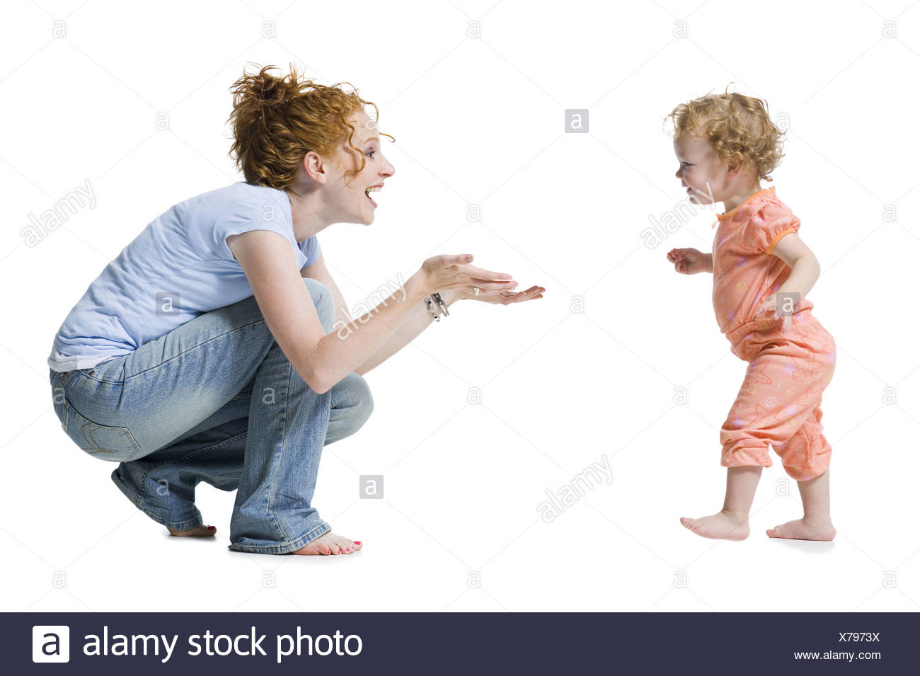 Profil D Une Fille De Bebe Pour Atteindre Sa Mere Photo Stock Alamy Profil D Une Fille De Bebe Pour Atteindre Sa Mere Photo Stock Alamy