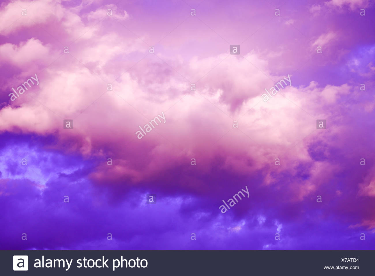 Ciel Bleu Nuage Paradis Pourpre Violet Nuages Surrealiste Couleur Colore Photo Stock Alamy