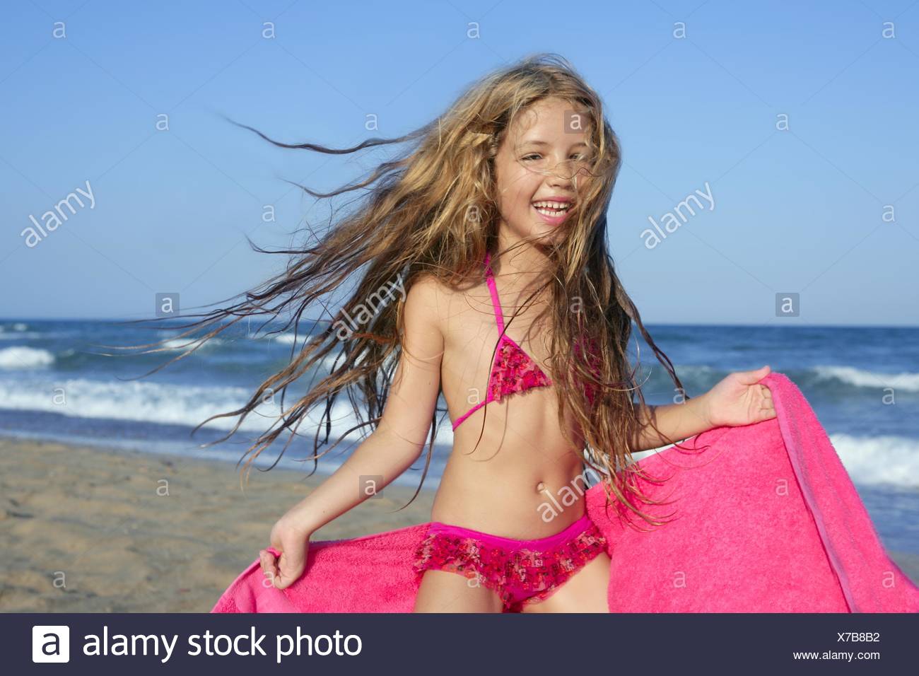 Plage Petite Fille Jouant Serviette Rose Et Le Vent Photo Stock Alamy