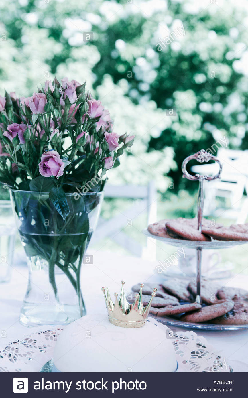 Gateau D Anniversaire Avec Pot De Fleur Sur La Table Photo Stock Alamy