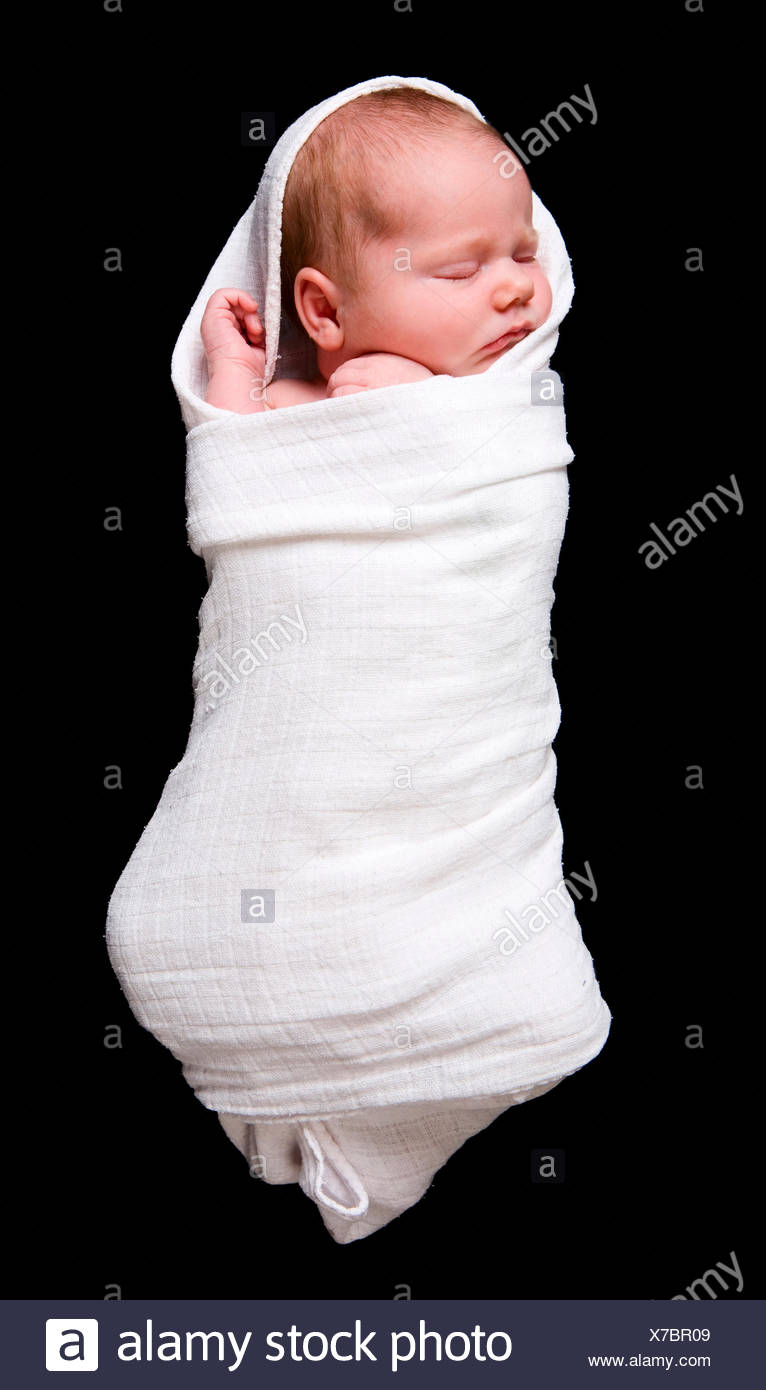 Baby Cocoon 15 Jours D Age Nouveau Ne Emmaillote Bebe Fille Sur Fond Noir Photo Stock Alamy