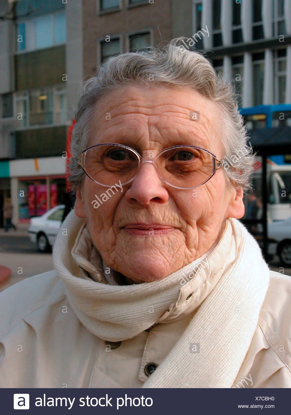 Femme âgée enveloppé avec écharpe manteau pour garder au Femme âgée enveloppé avec écharpe manteau pour garder au