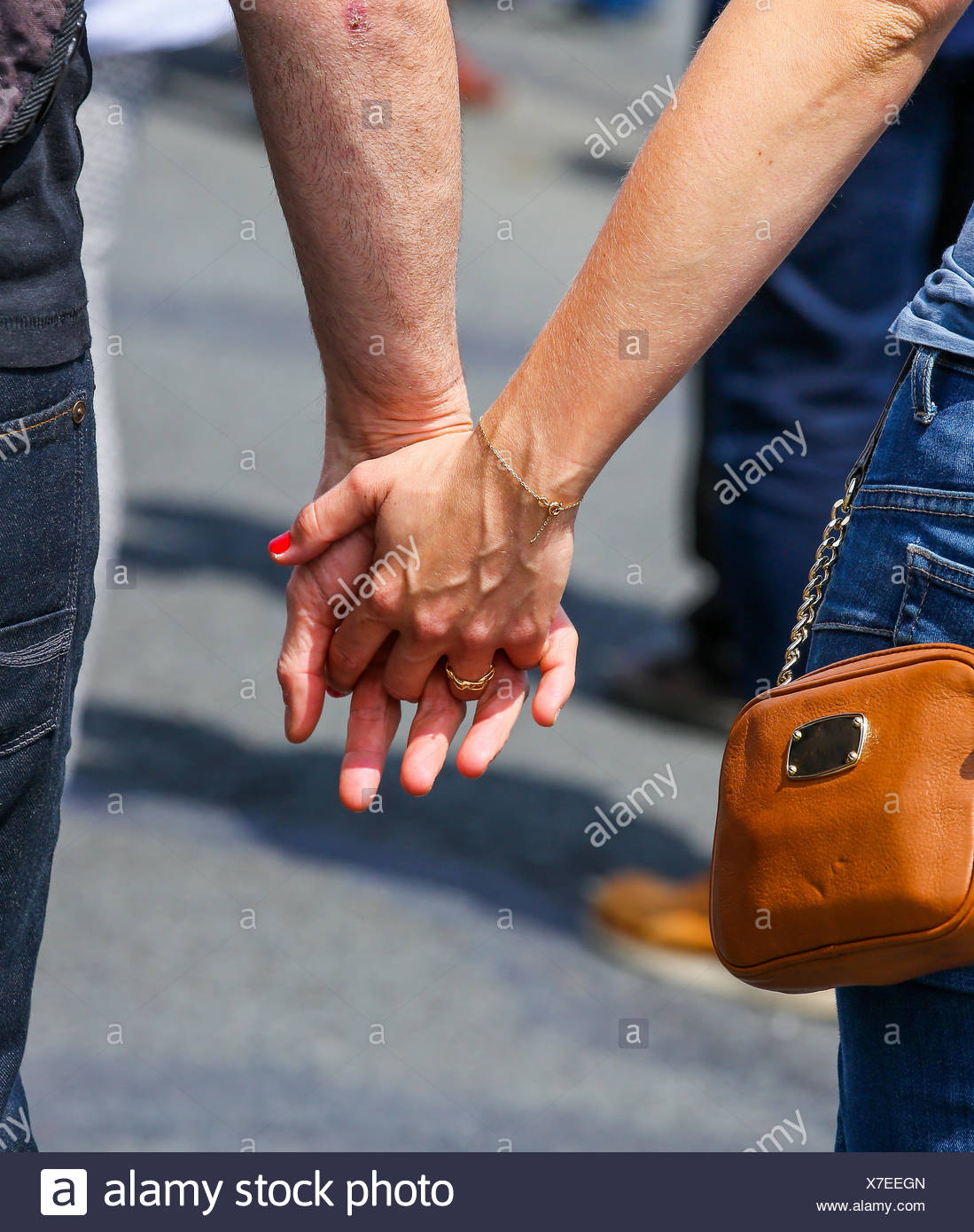 Un Couple De Jeunes Amoureux Se Promener Main Dans La Main Dans Un Parc Pres De L Mains Photo Stock Alamy Un Couple De Jeunes Amoureux Se Promener Main Dans La Main Dans Un Parc Pres De L Mains Photo Stock Alamy