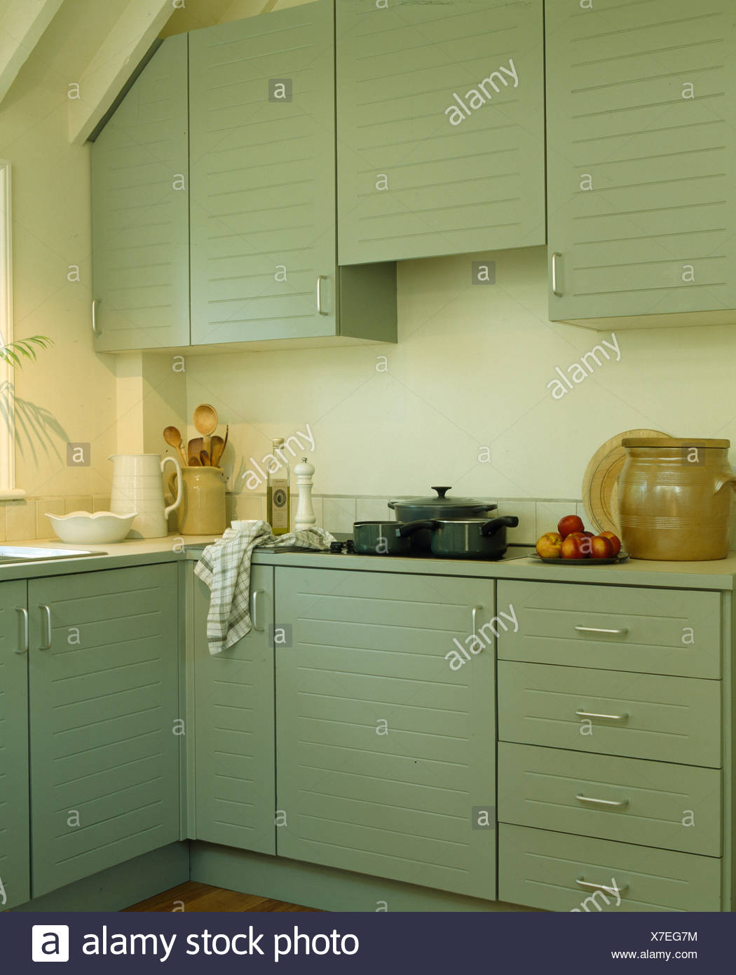 Unités Vert Pastel Peint En Peinture Farrow Ball In Modern Kitchen