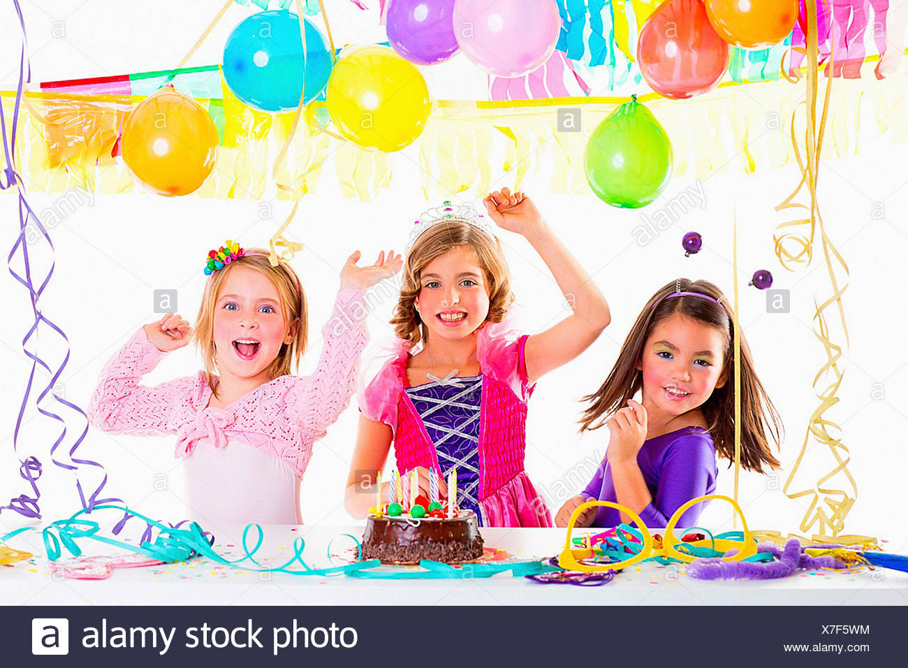 Les Enfants Kid En Danse D Anniversaire Heureux Rire Avec Baloons Serpentine Et De Guirlandes Photo Stock Alamy Les Enfants Kid En Danse D Anniversaire Heureux Rire Avec Baloons Serpentine Et De Guirlandes Photo Stock Alamy