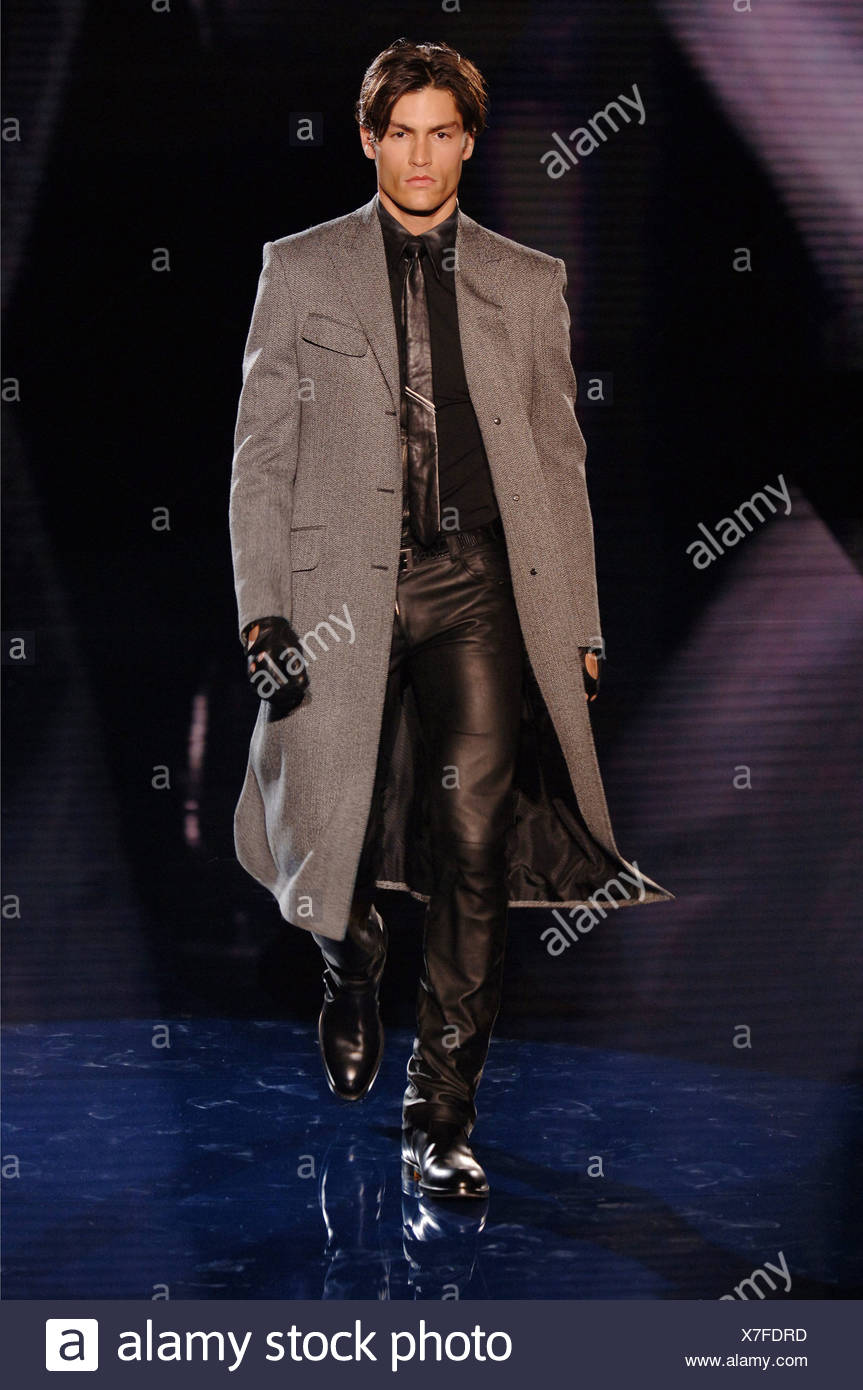 Vêtements pour homme Versace Milan UN W Brunette portant un mâle longueur  genou gris manteau sur un bouton noir, cravate en cuir noir Photo Stock -  Alamy