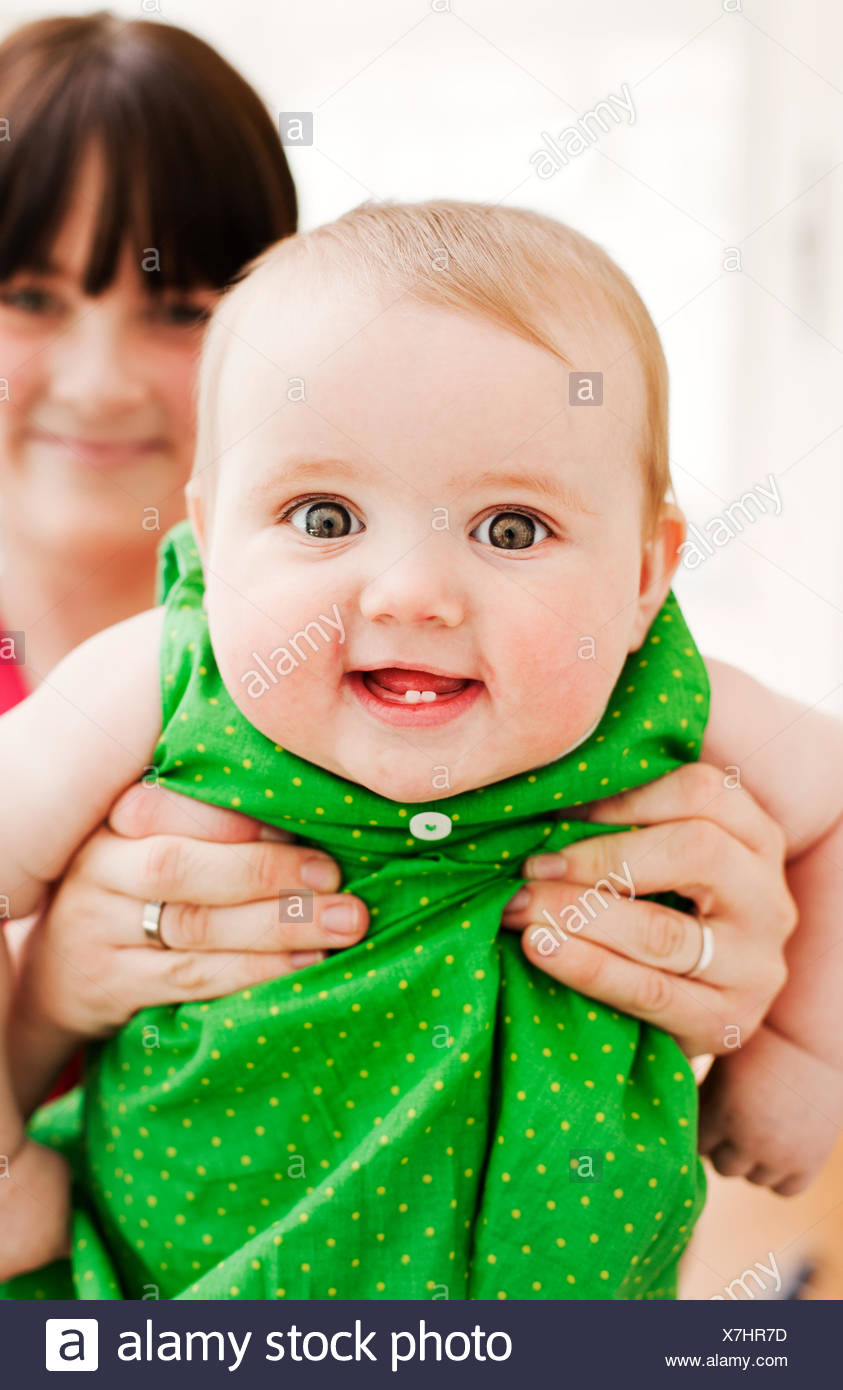 Mere Montrant Outre De Son Bebe 18 23 Mois Photo Stock Alamy