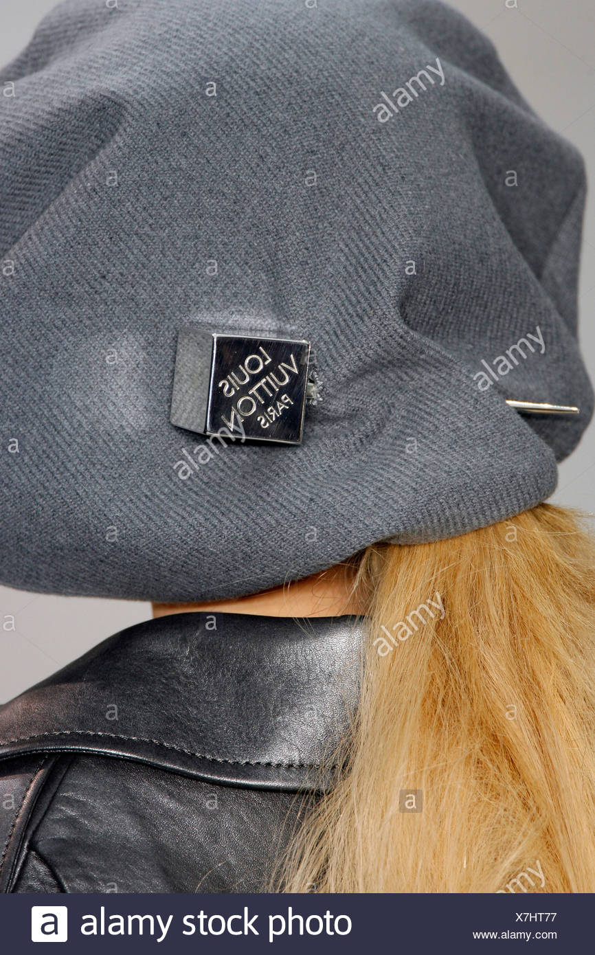 Close up avec béret gris argent or broche chapeau Photo Stock - Alamy