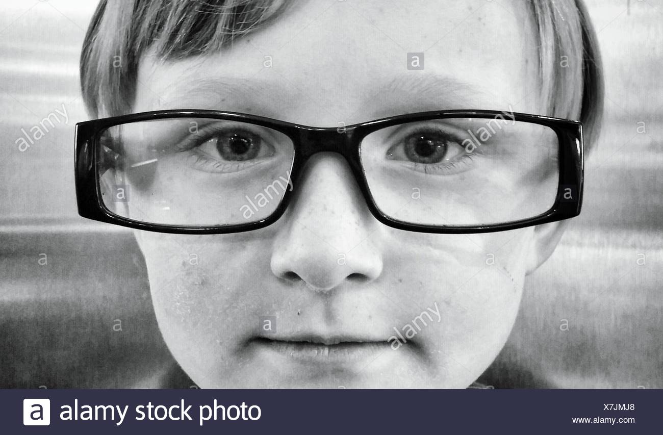 Portrait Of Boy Wearing Eyeglasses Banque D'Images