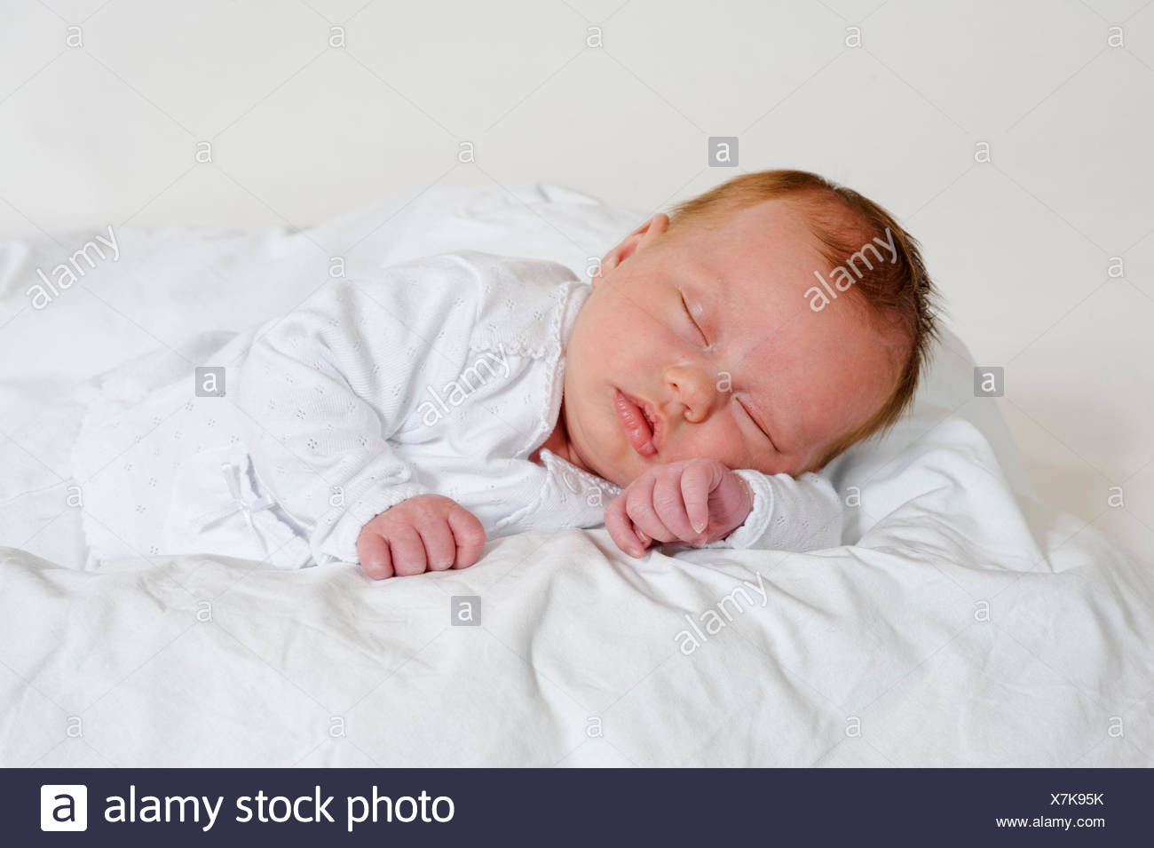 L Age De 4 Semaines Bebe Girl Sleeps Detendu Photo Stock Alamy L Age De 4 Semaines Bebe Girl Sleeps Detendu Photo Stock Alamy
