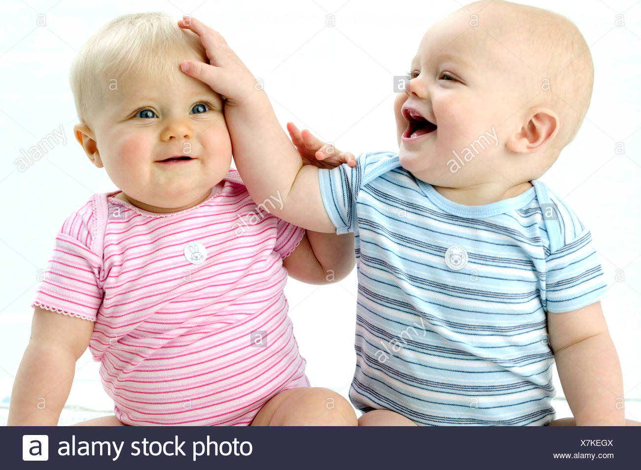 Deux Bebes Bebe Male A Gauche Wearing Blue Striped Babygro A Rire A L Autre Main Sur La Tete De Bebes De Sexe Feminin Bebe Sur La Droite Photo Stock Alamy Deux Bebes Bebe Male A Gauche Wearing Blue Striped Babygro A Rire A L Autre Main Sur La Tete De Bebes De Sexe Feminin Bebe Sur La Droite Photo Stock Alamy