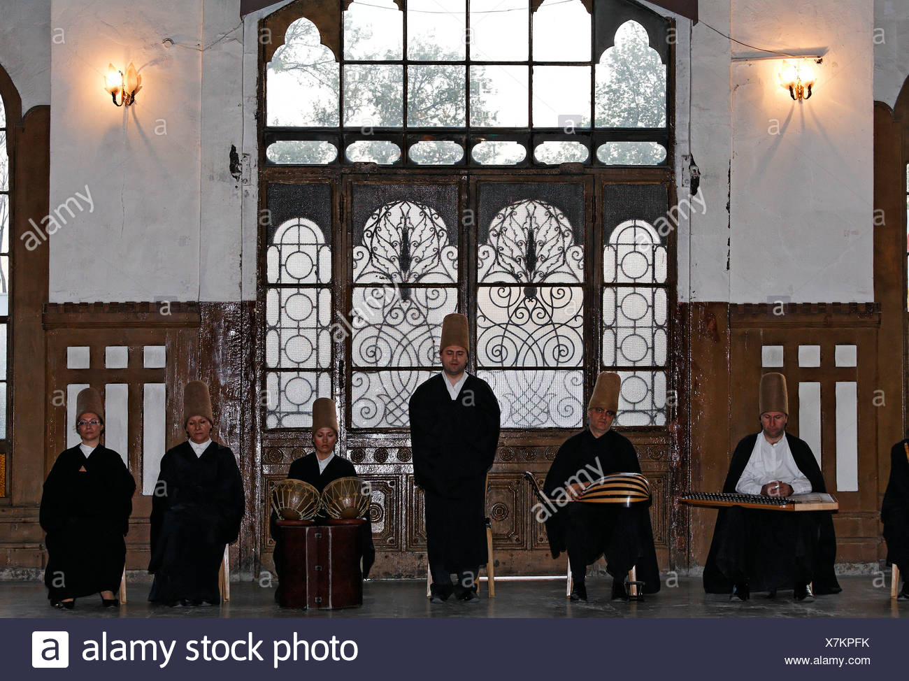 Groupe de musique soufie, cérémonie de la sema derviches tourneurs de l'ordre des Mevlevi, historique gare Sirkeci, Istanbul, Turquie Banque D'Images