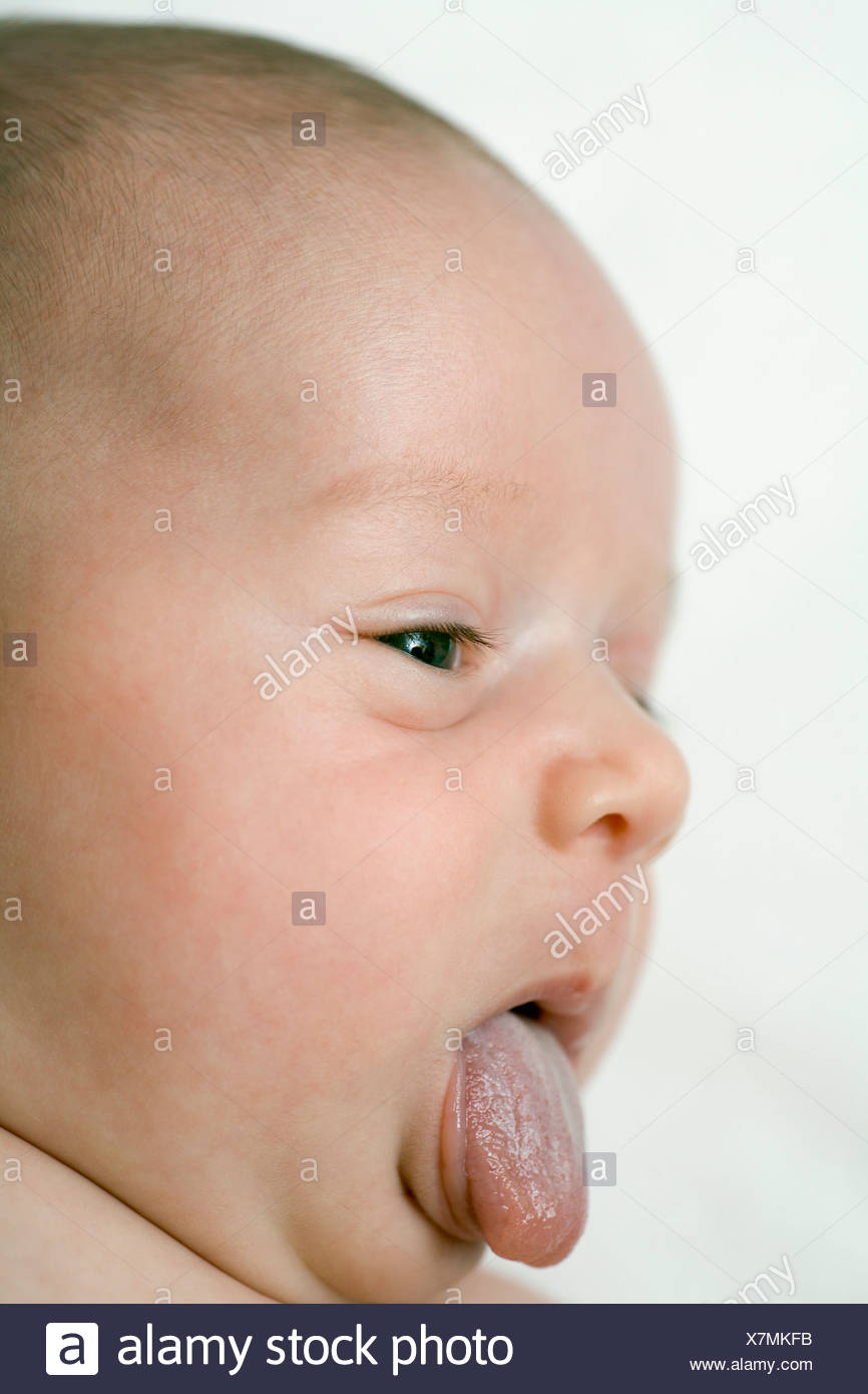 Un Bebe Qui Sort Sa Langue Close Up Photo Stock Alamy Un Bebe Qui Sort Sa Langue Close Up Photo Stock Alamy