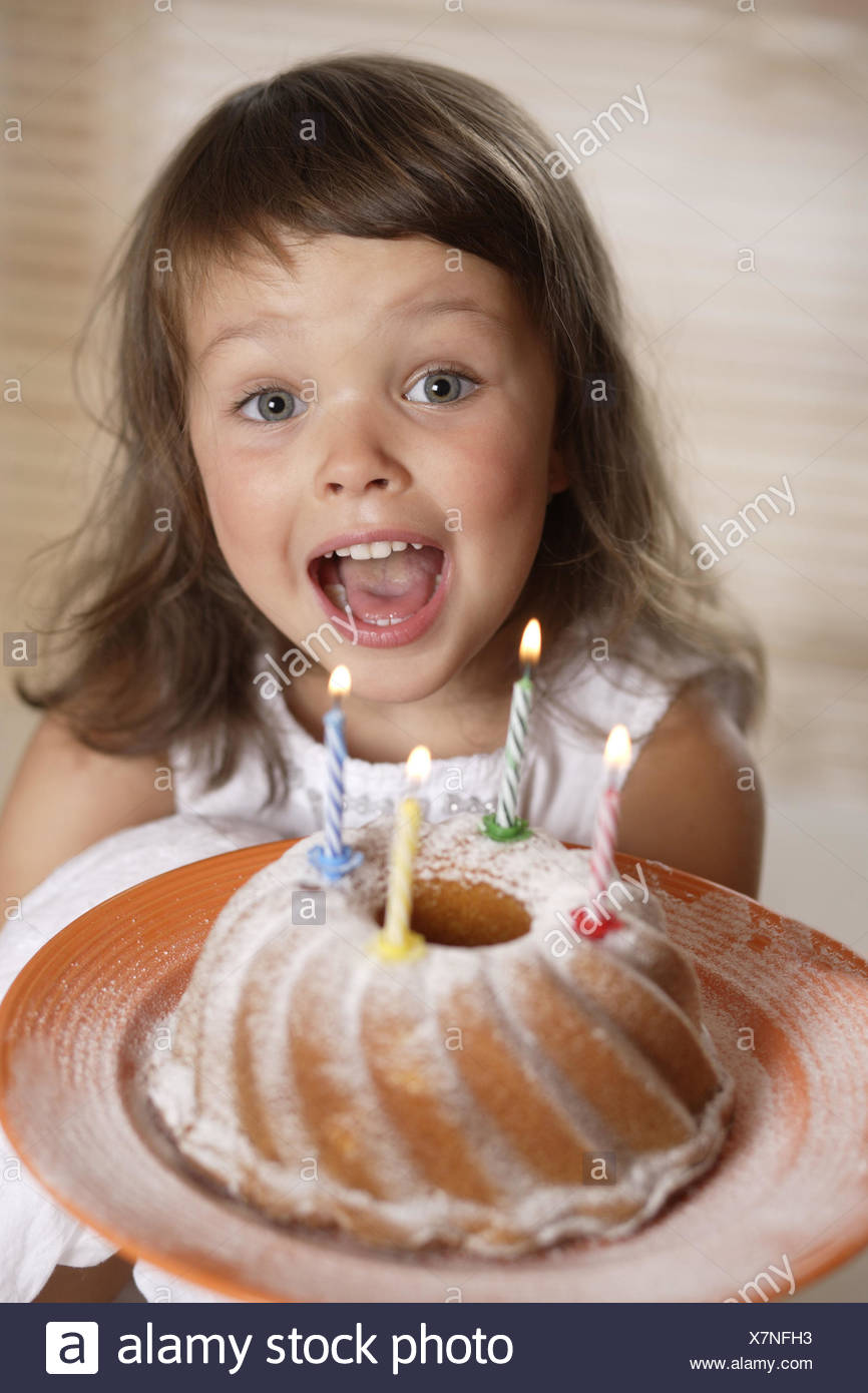 Enfant Fille Gateau D Anniversaire Joyeux Amusant Rire Portrait De Souffle D Anniversaire De La Petite Enfant Fille Gateau D Anniversaire Joyeux Amusant Rire Portrait De Souffle D Anniversaire De La Petite
