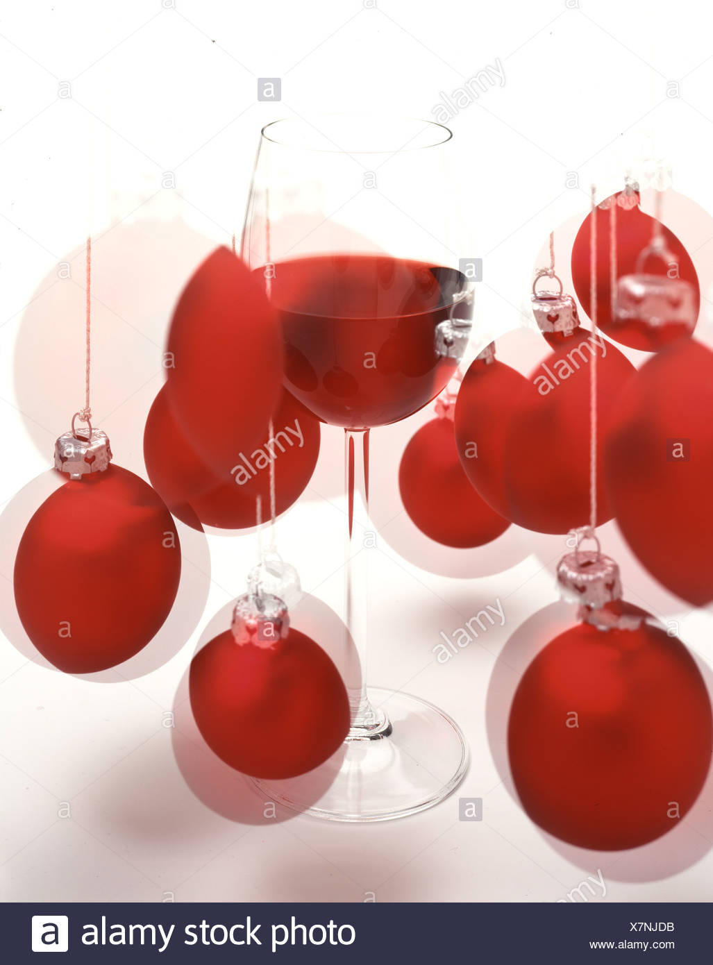 Verre De Vin Rouge Et De Boules De Noël Rouge Banque D